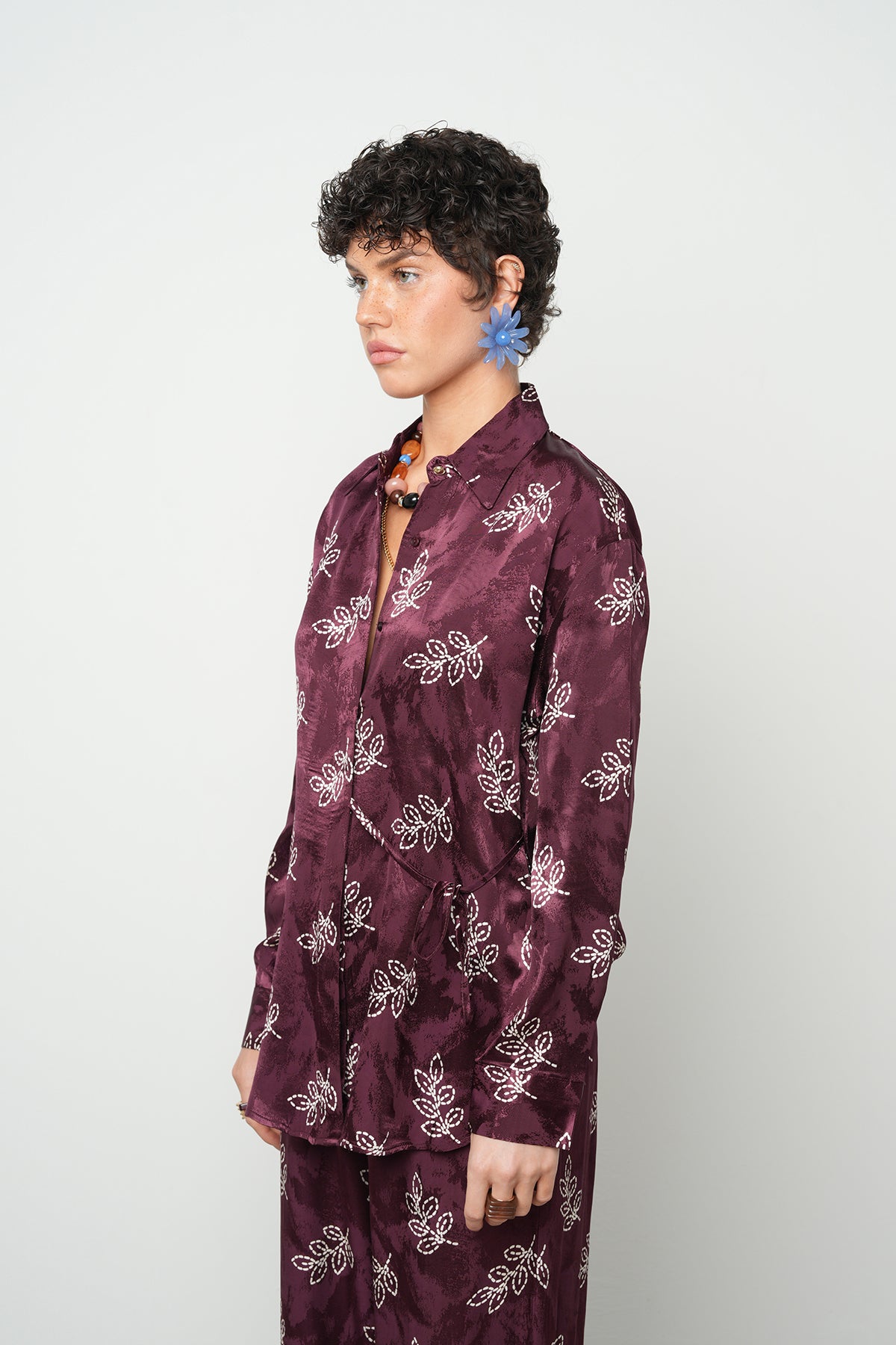 Yan Bağlama Detaylı Yaprak Desenli Dökümlü Gömlek