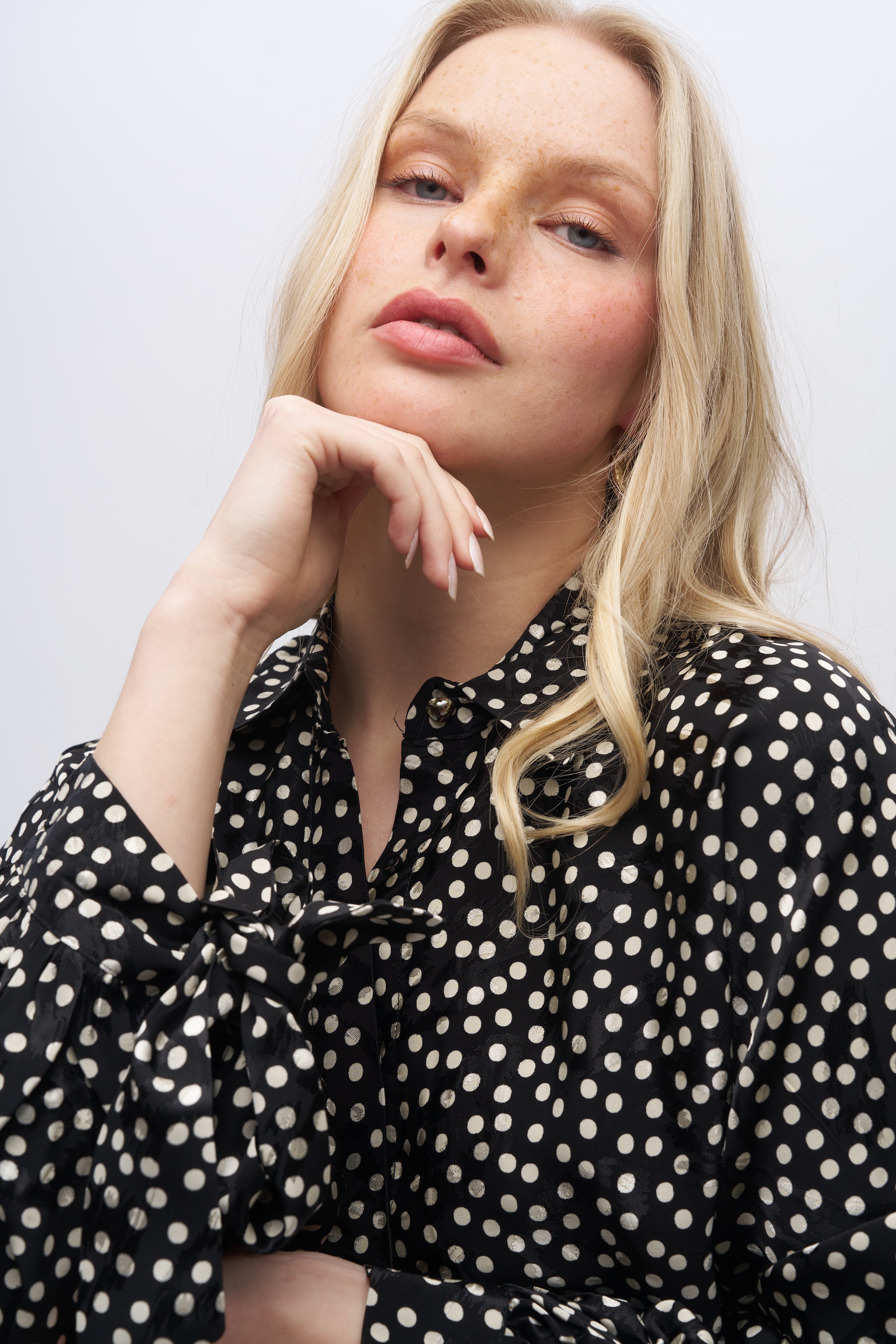 Kolu Bağlama Detaylı Puantiyeli Oversize Gömlek