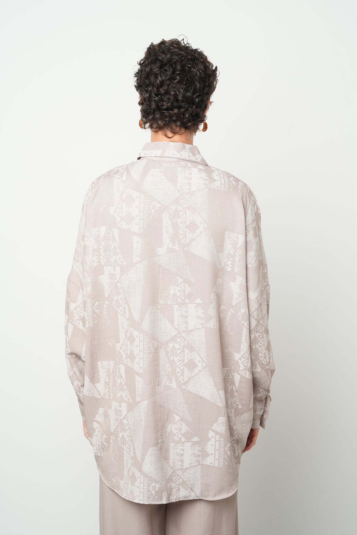 Orfeonegro Geometrik Desenli Düğme Detaylı Oversize Gömlek Bej
