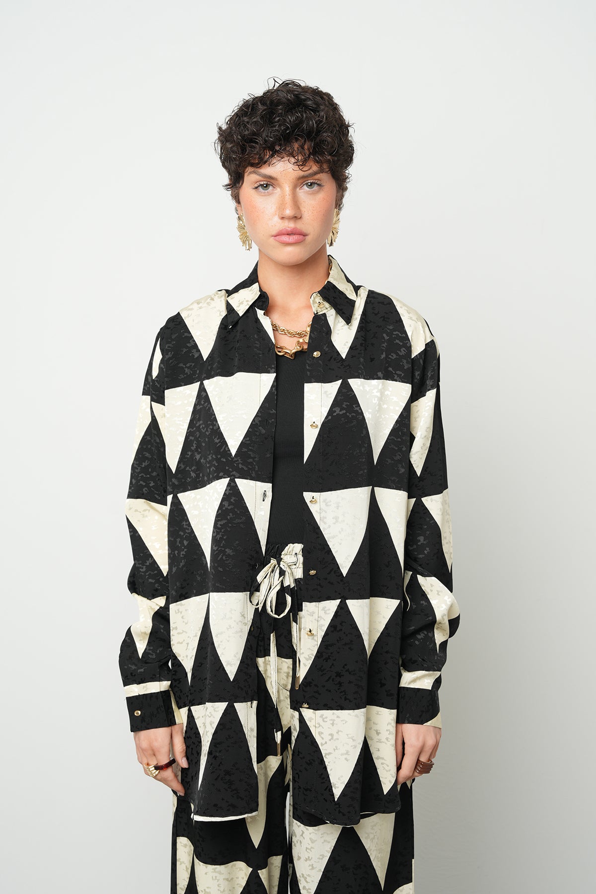 Geometrik Desenli Siyah-Beyaz Gömlek