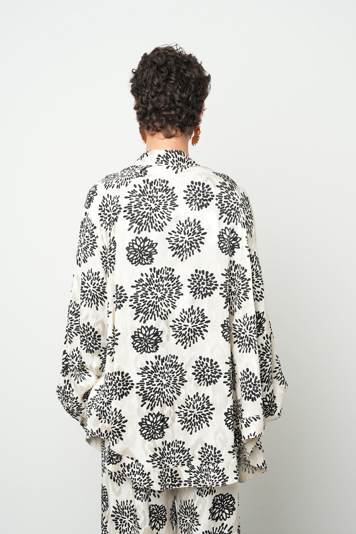 Toptan Siyah Beyaz Çiçek Desenli Kimono