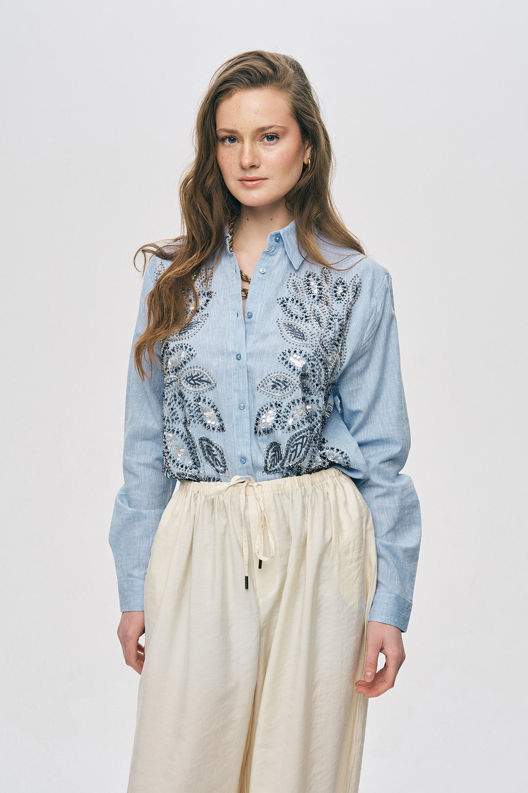 Açık Mavi Pul ve Boncuk İşlemeli Gömlek