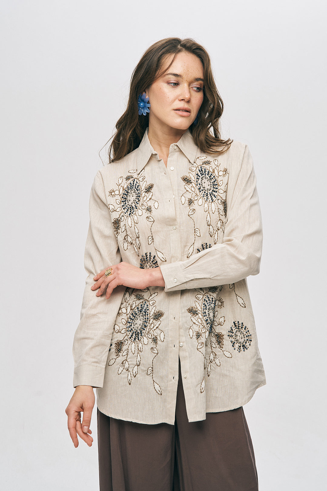 Çiçek Nakışlı ve Taş İşlemeli Oversize Gömlek