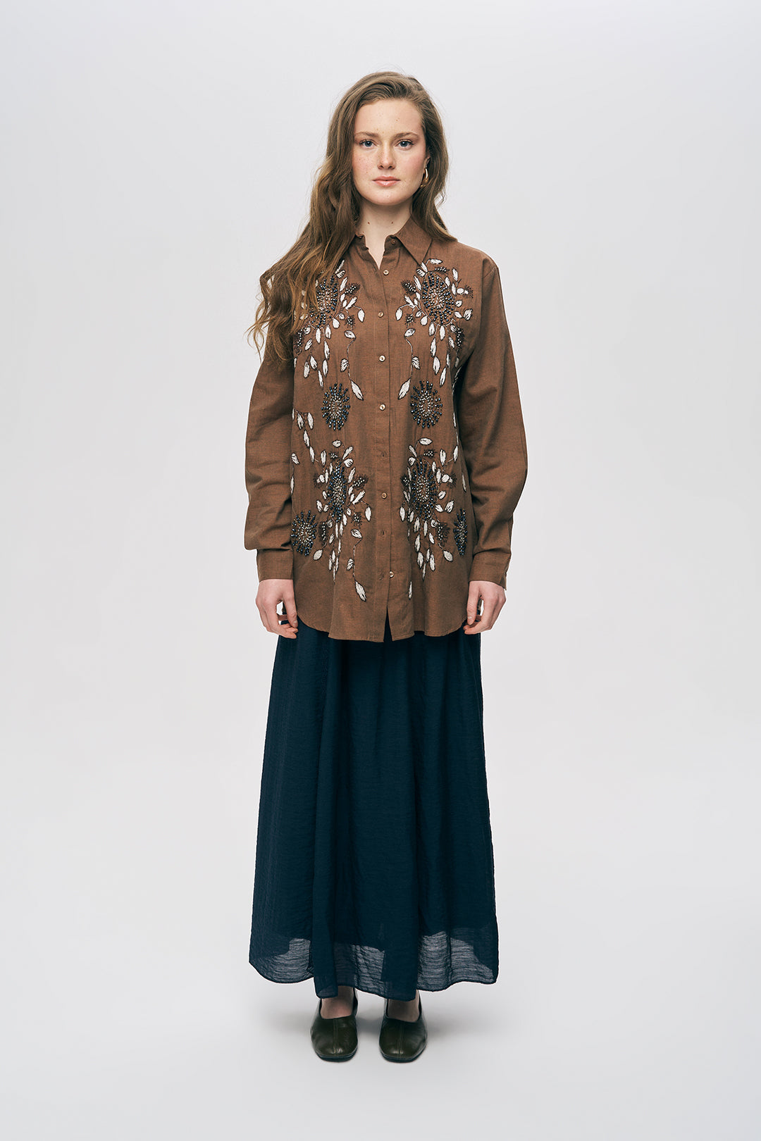 Çiçek Nakışlı ve Taş İşlemeli Oversize Gömlek Kahve