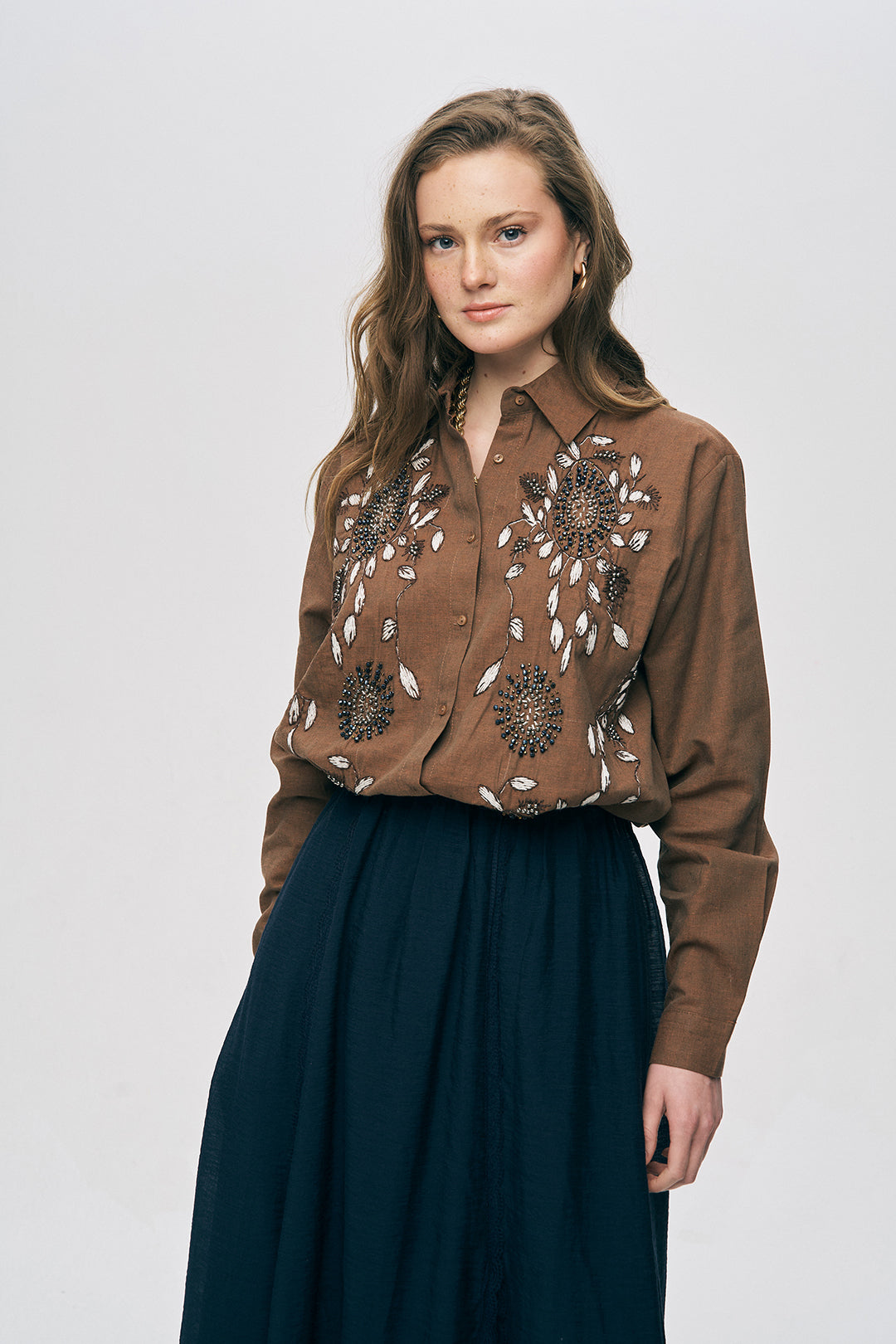 Çiçek Nakışlı ve Taş İşlemeli Oversize Gömlek Kahve