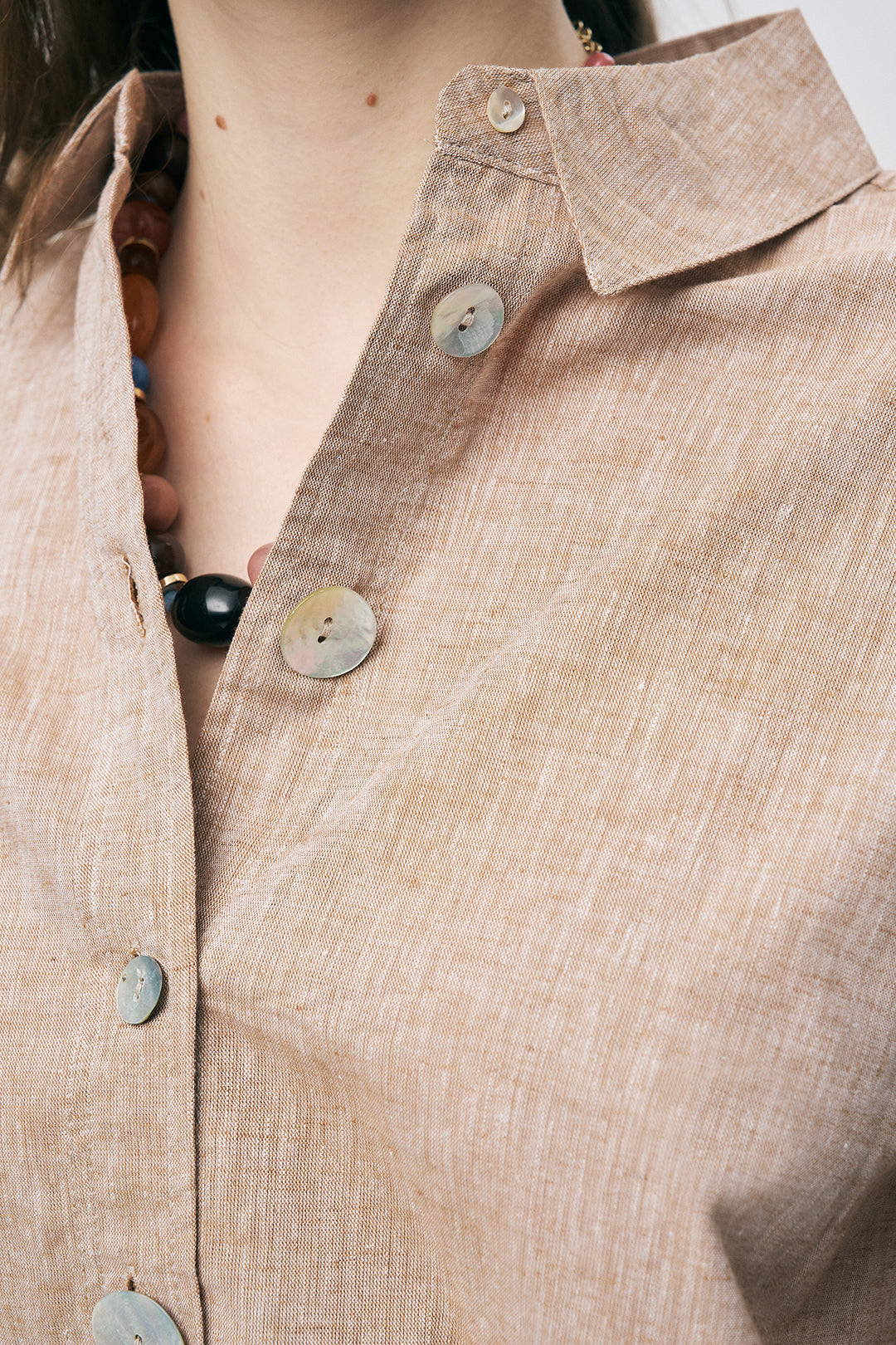 Sedef Düğme Detaylı Açık Kahve Keten Gömlek