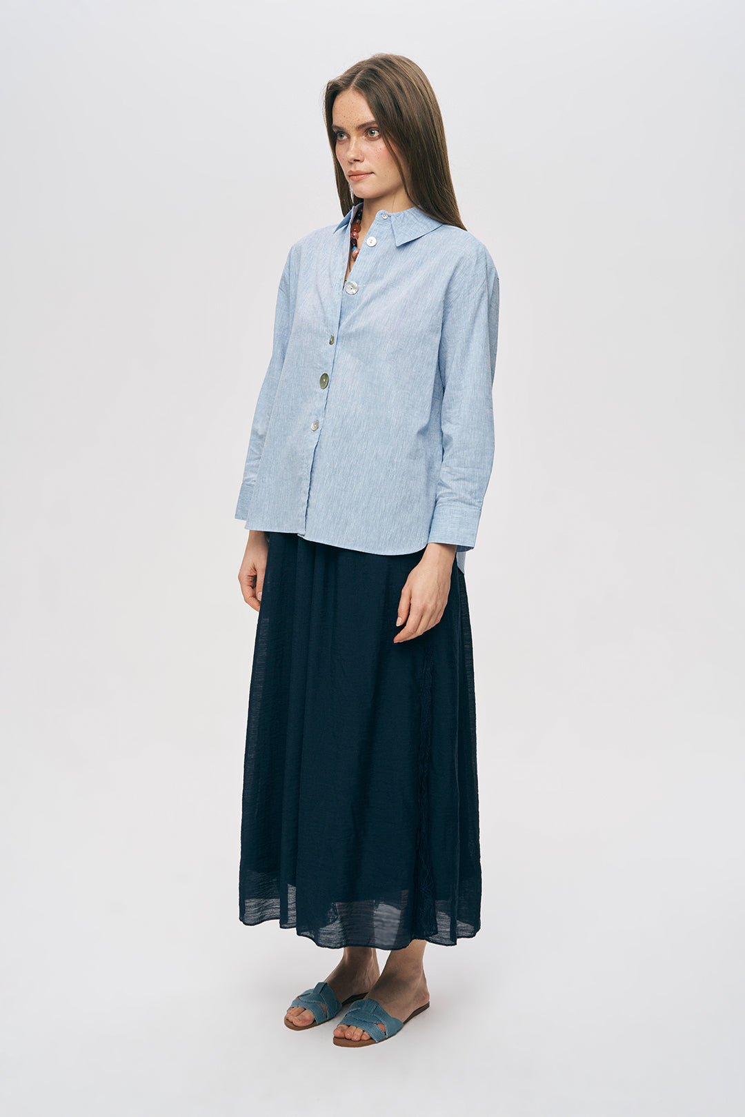 Sedef Düğme Detaylı Açık Mavi Keten Gömlek