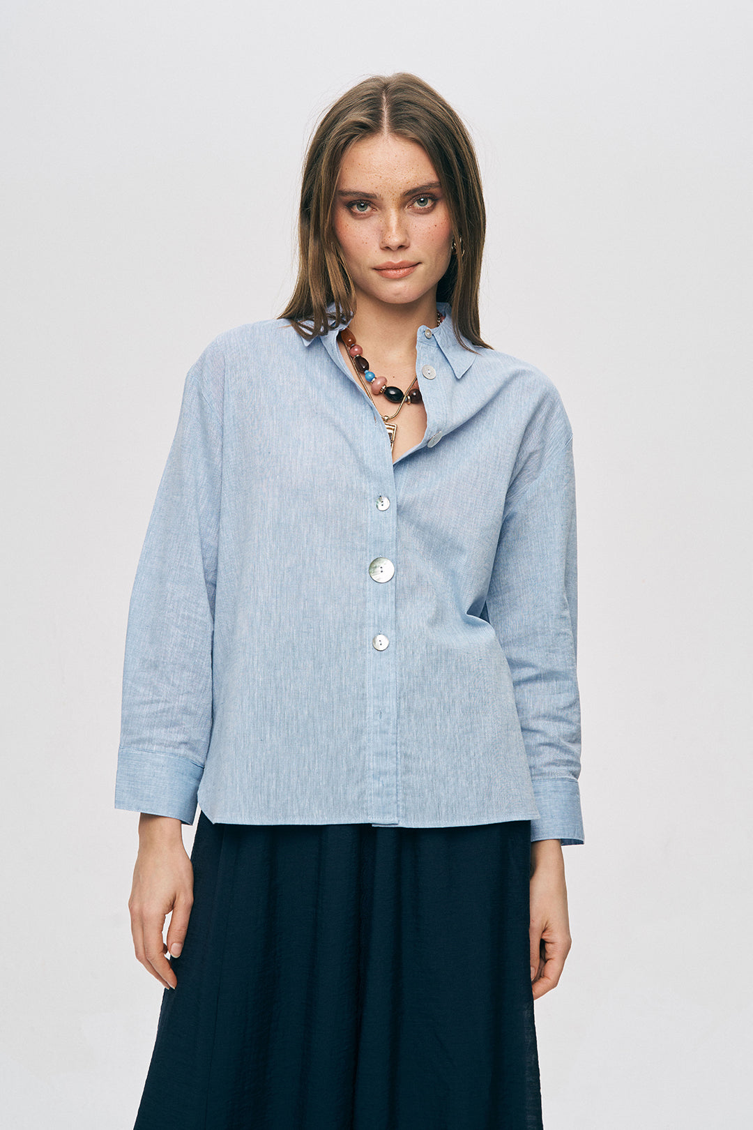 Sedef Düğme Detaylı Açık Mavi Keten Gömlek