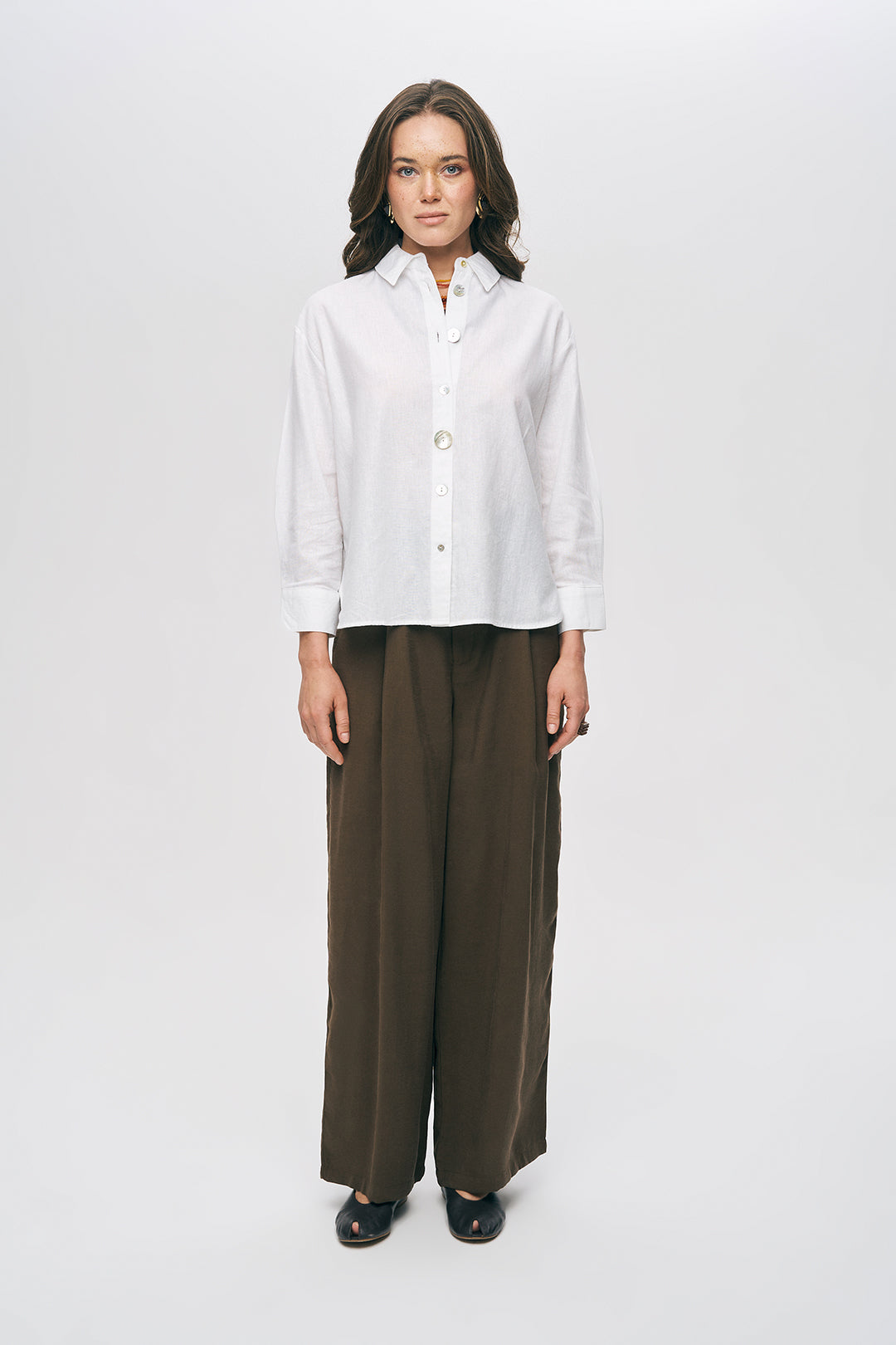 Sedef Düğme Detaylı Ekru Keten Gömlek