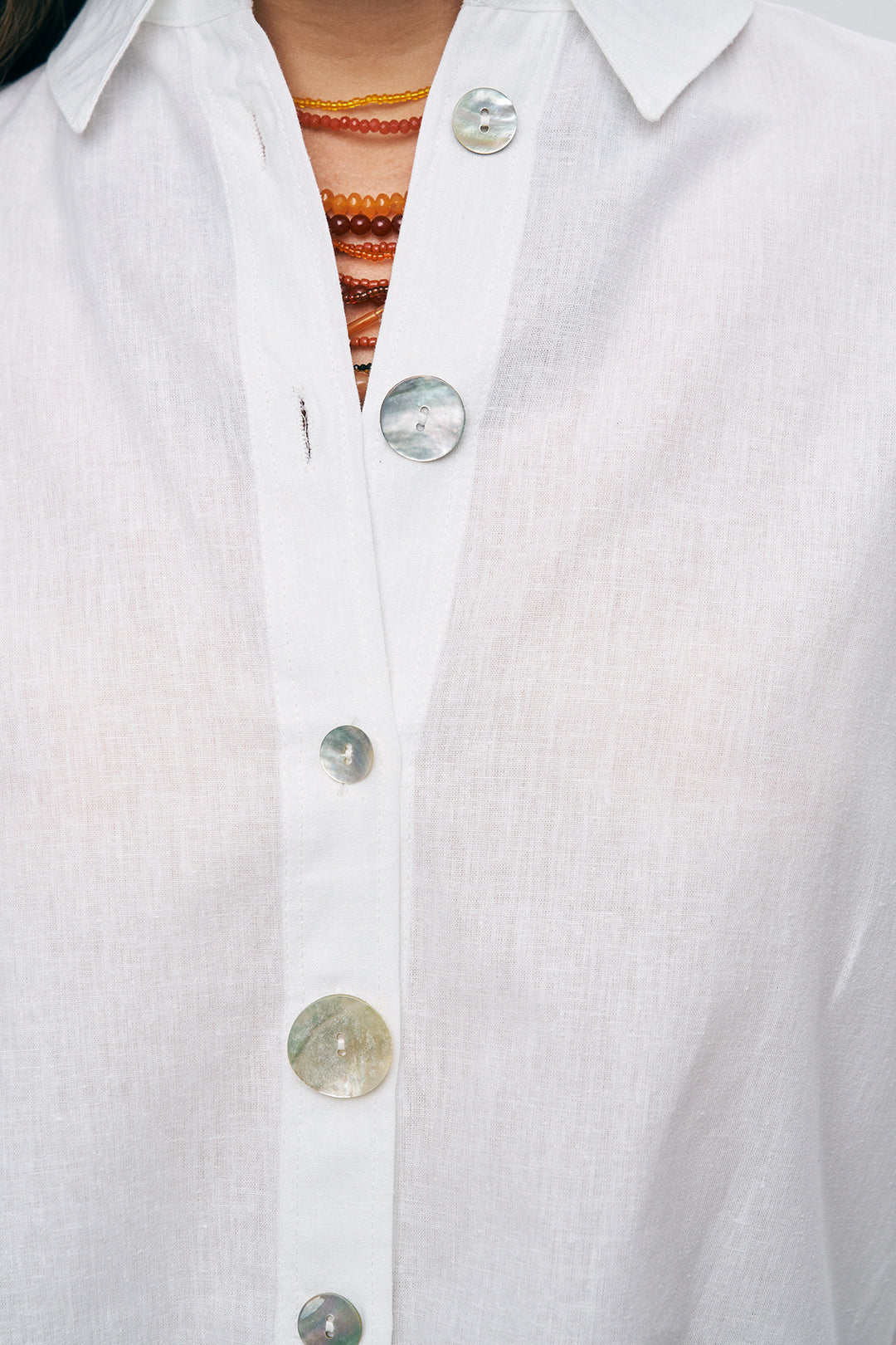Sedef Düğme Detaylı Ekru Keten Gömlek