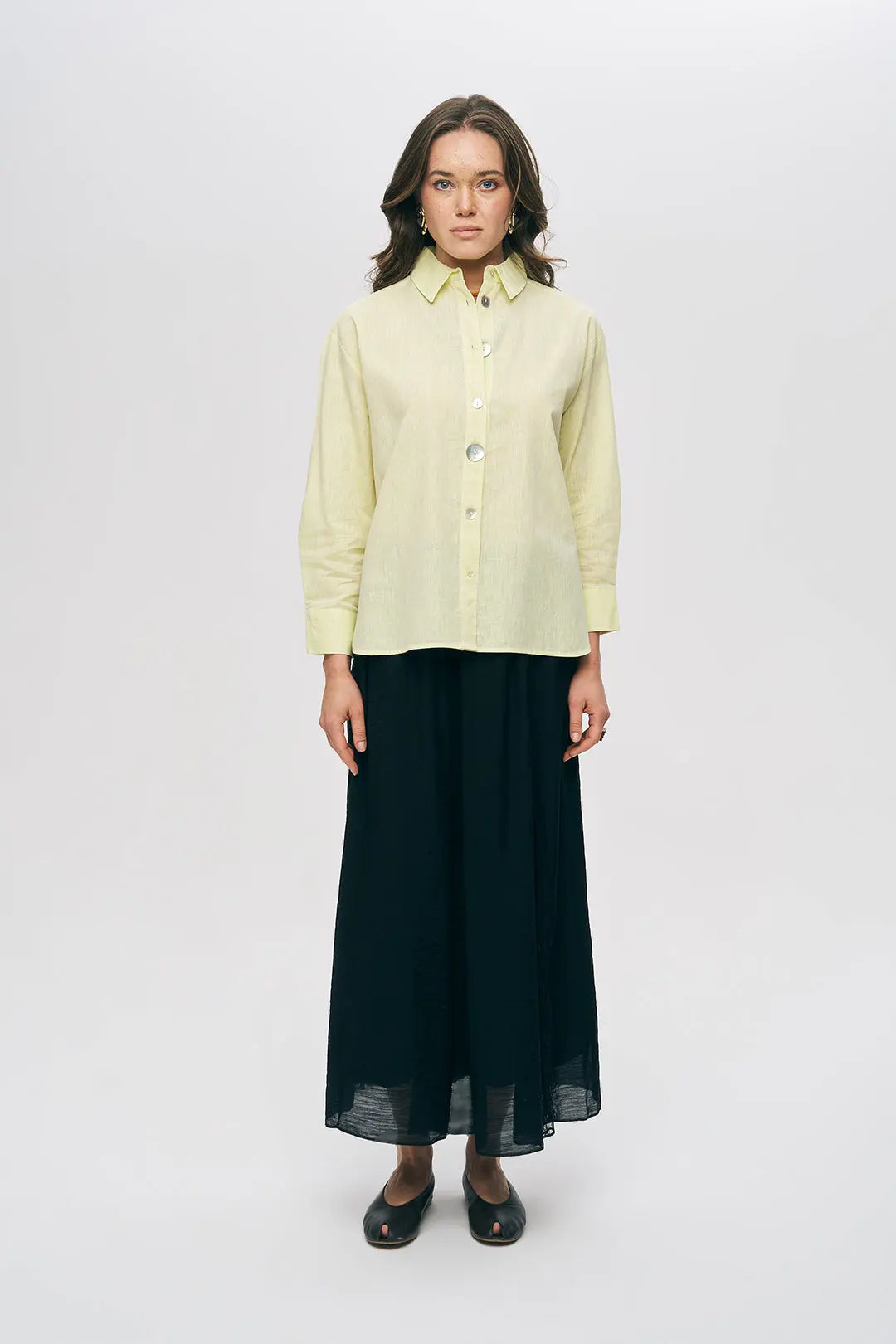 Sedef Düğme Detaylı Sarı Keten Gömlek ORFEONEGRO