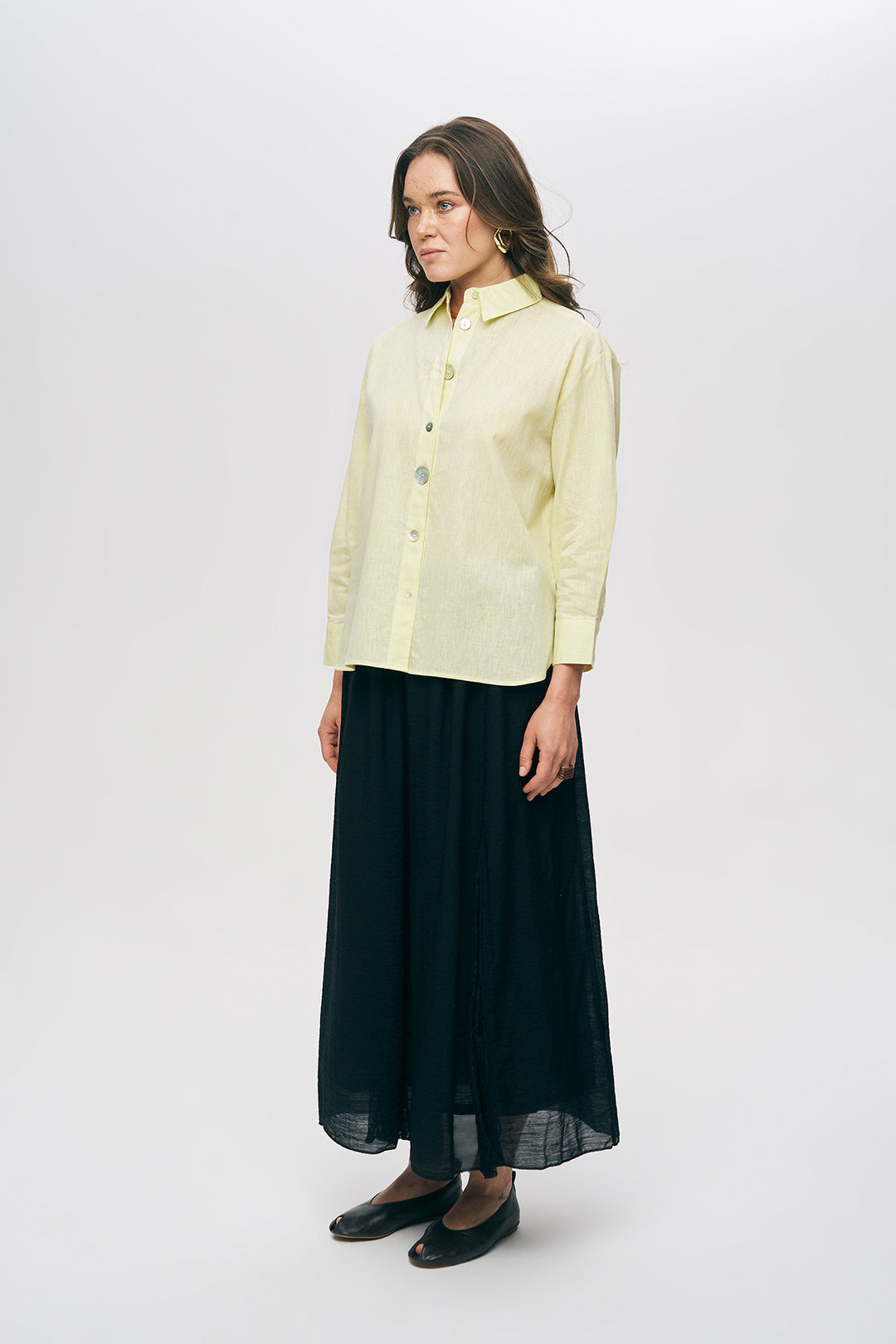 Sedef Düğme Detaylı Sarı Keten Gömlek