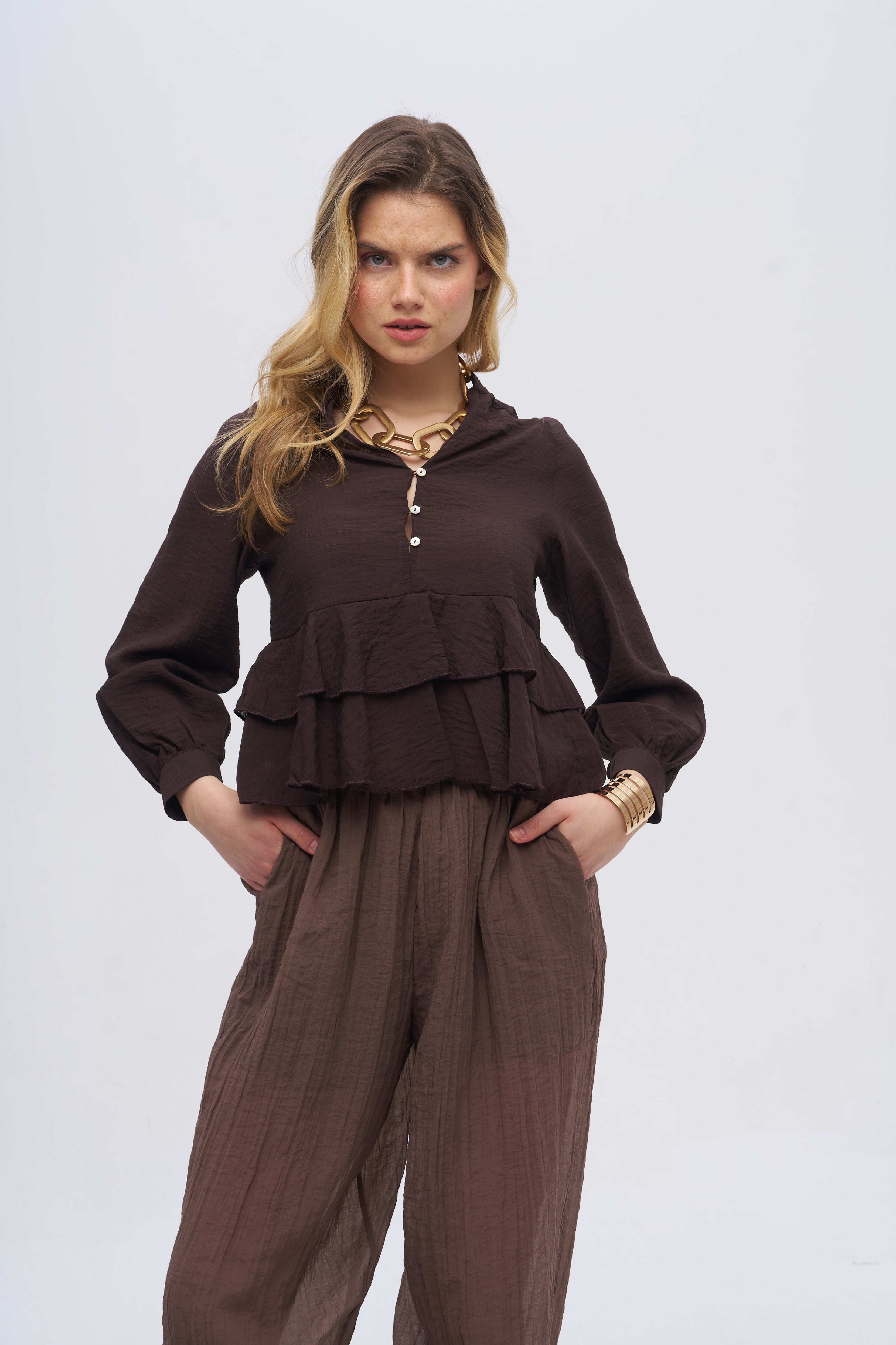 Önden Düğmeli Katlı Fırfır Detaylı Dokulu Bluz Kahve