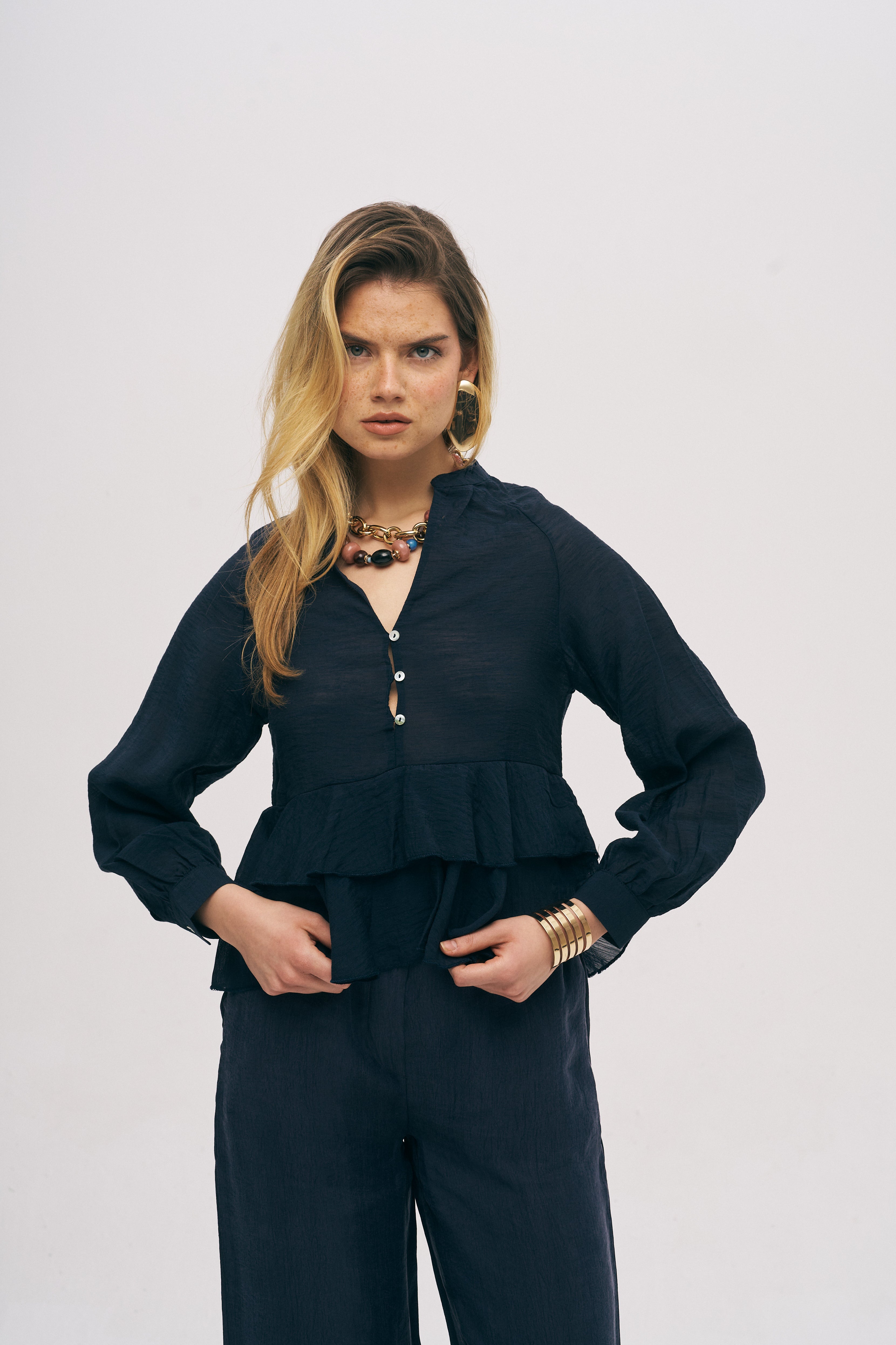 Önden Düğmeli Katlı Fırfır Detaylı Dokulu Bluz Laci