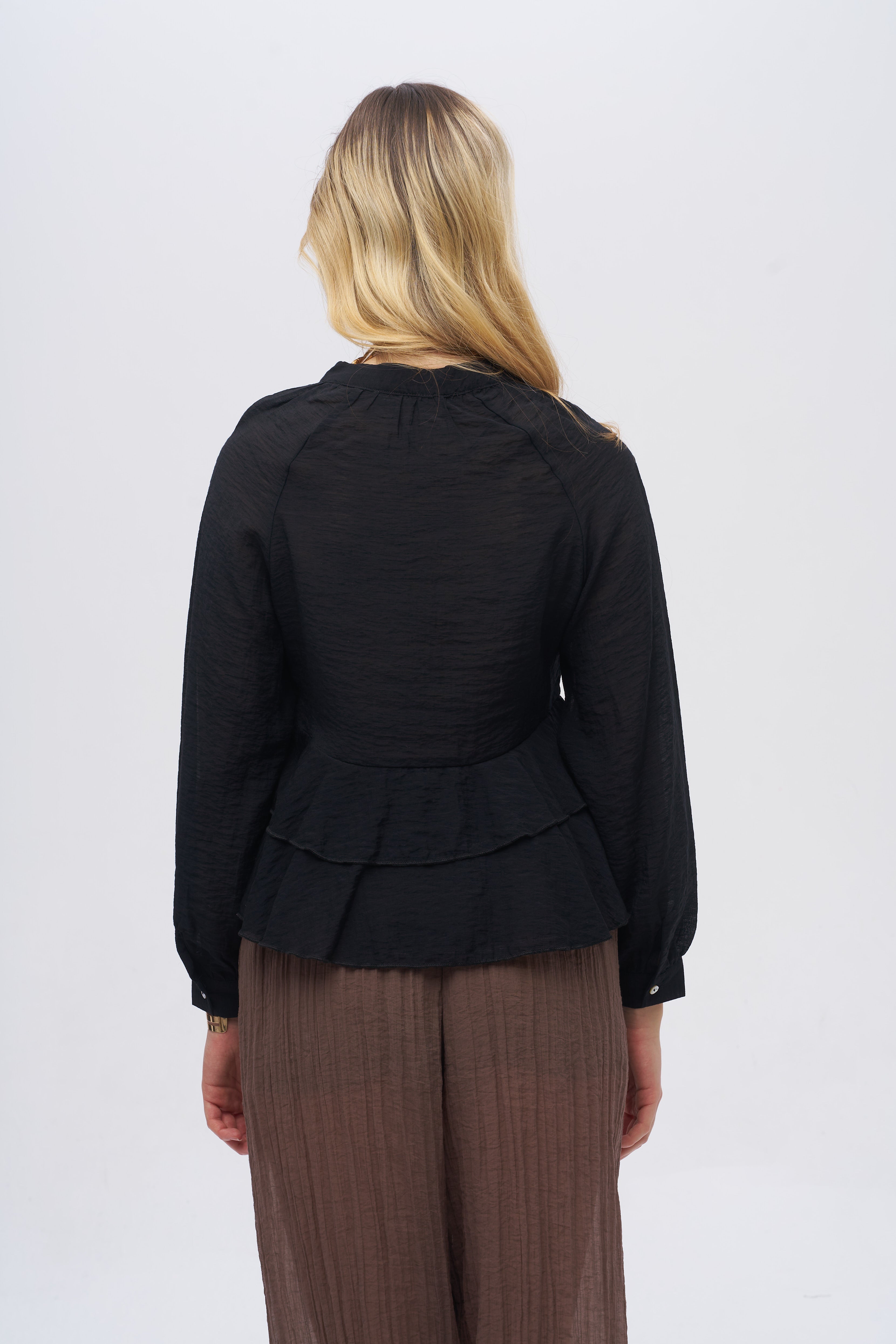 Önden Düğmeli Katlı Fırfır Detaylı Dokulu Bluz Siyah