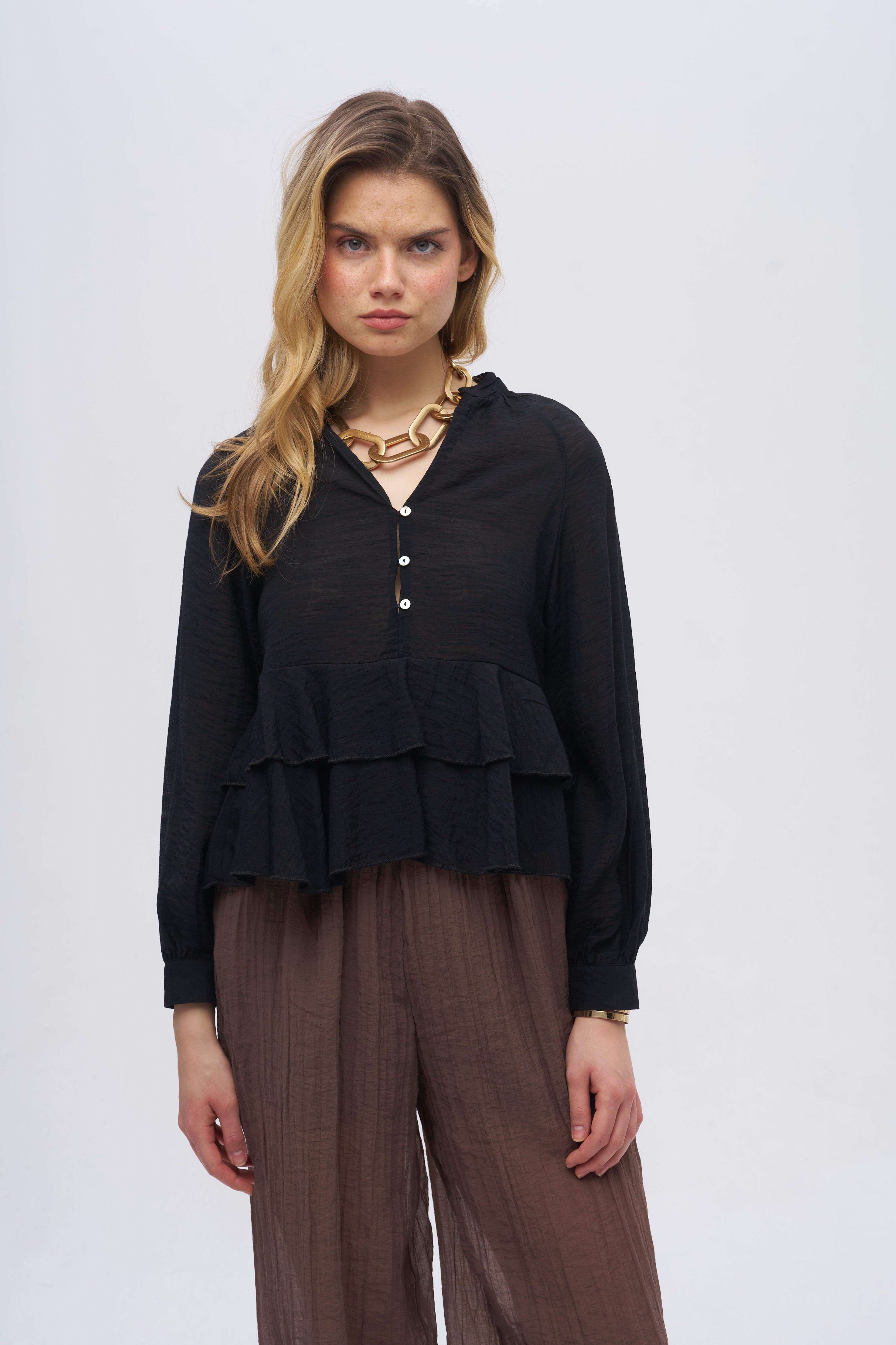 Önden Düğmeli Katlı Fırfır Detaylı Dokulu Bluz Siyah