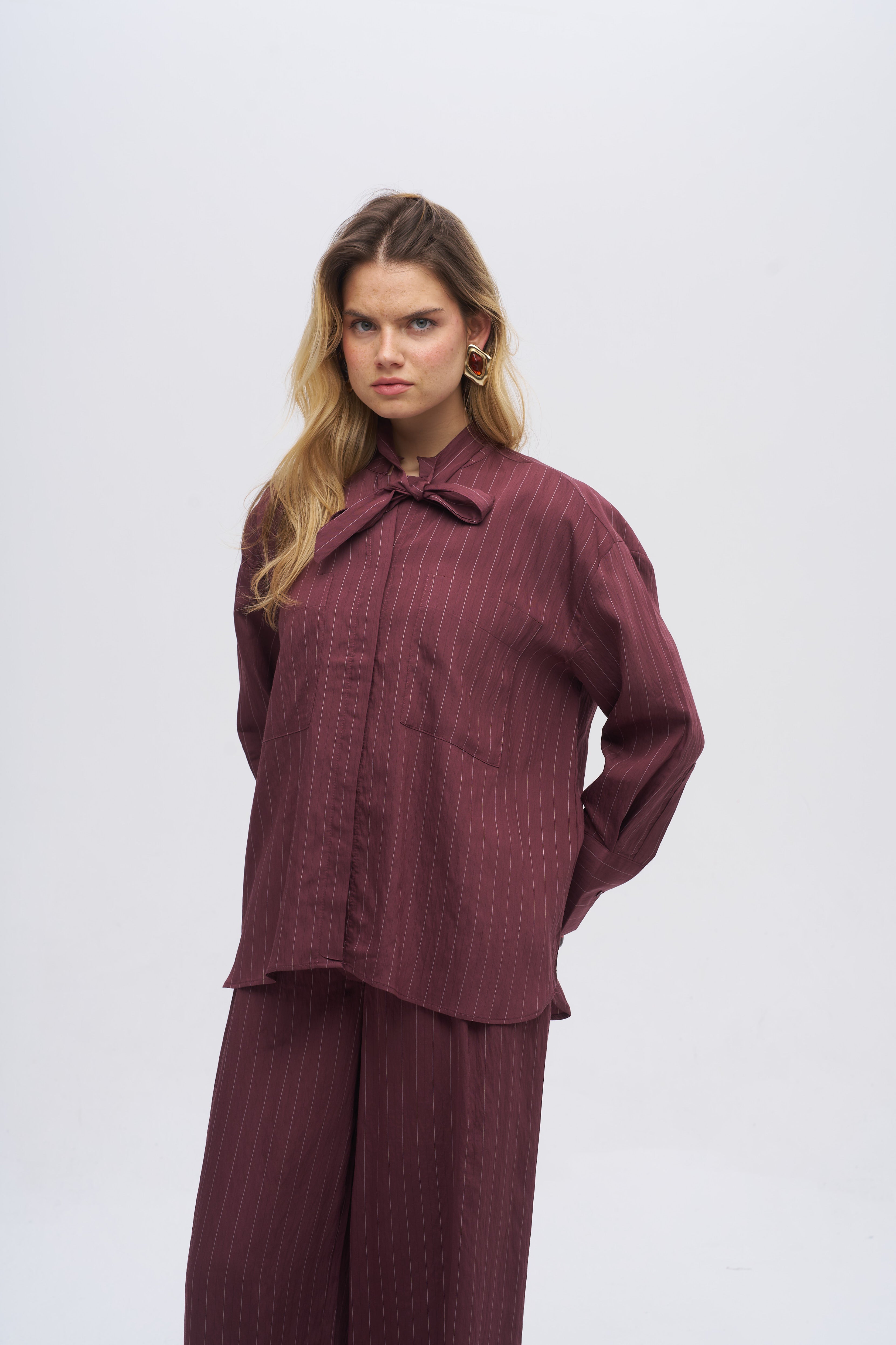 Yakası Fiyonk Bağlamalı Oversize Dökümlü Çizgili Gömlek Bordo