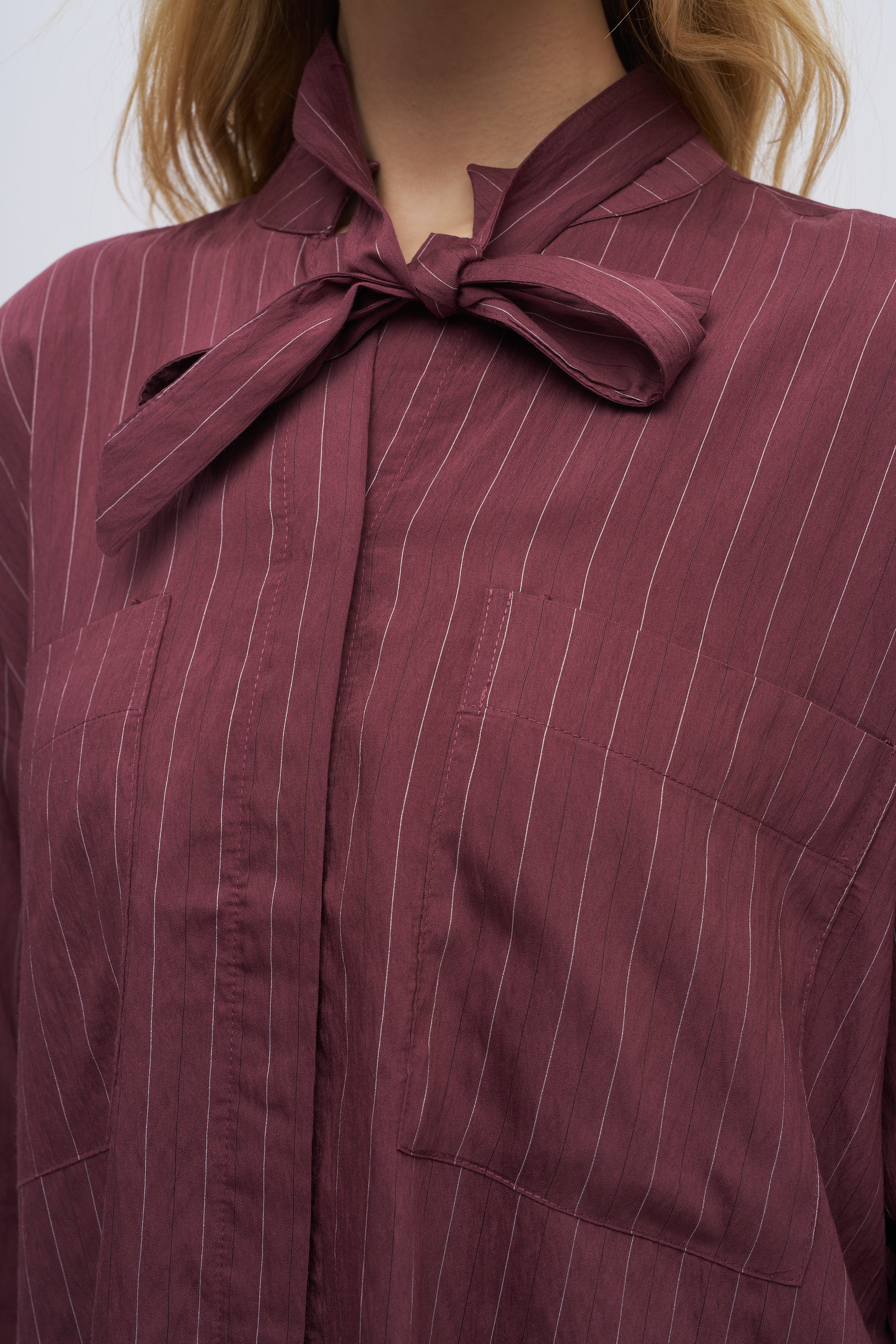 Yakası Fiyonk Bağlamalı Oversize Dökümlü Çizgili Gömlek Bordo