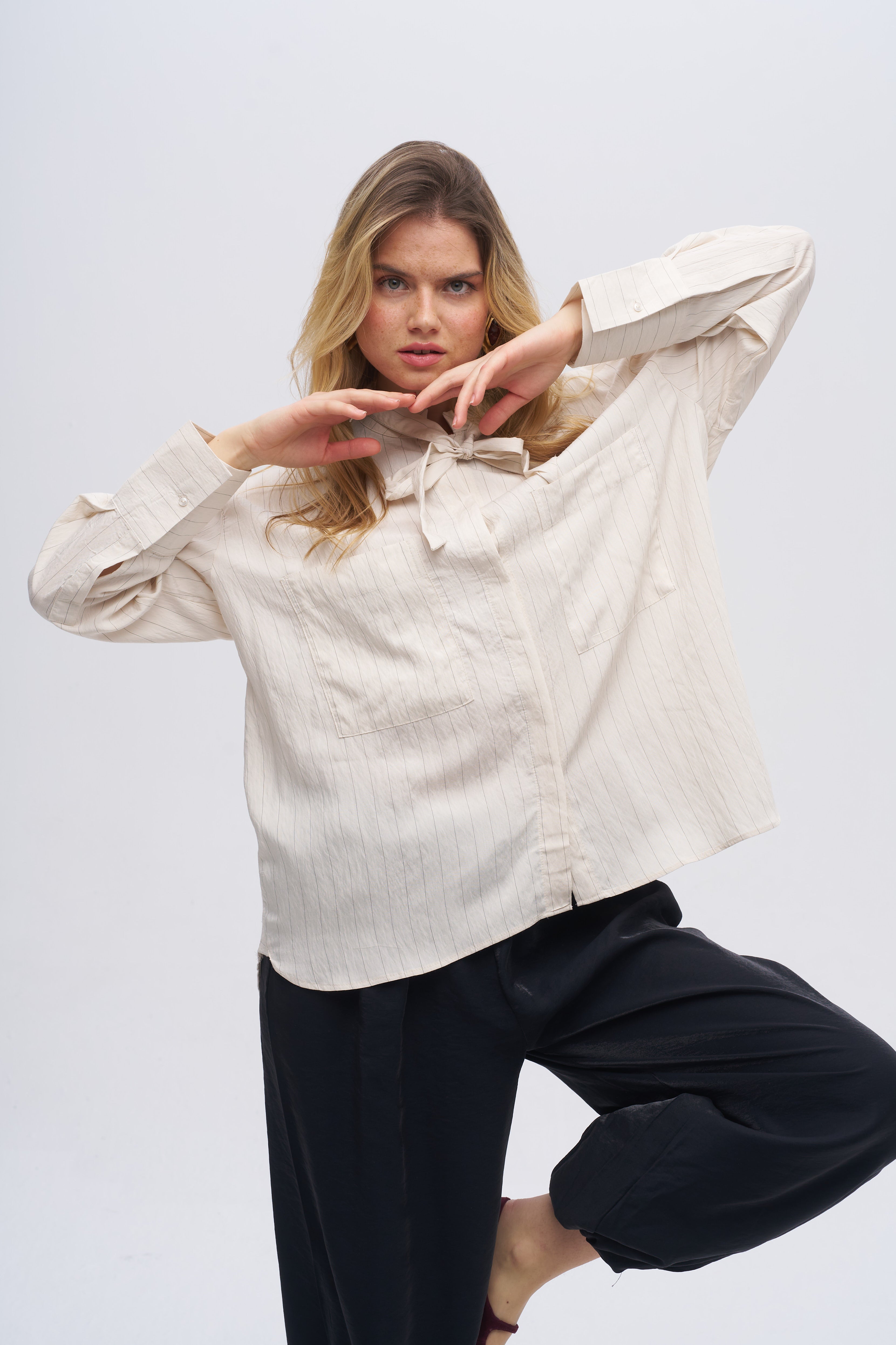 Yakası Fiyonk Bağlamalı Oversize Dökümlü Çizgili Gömlek