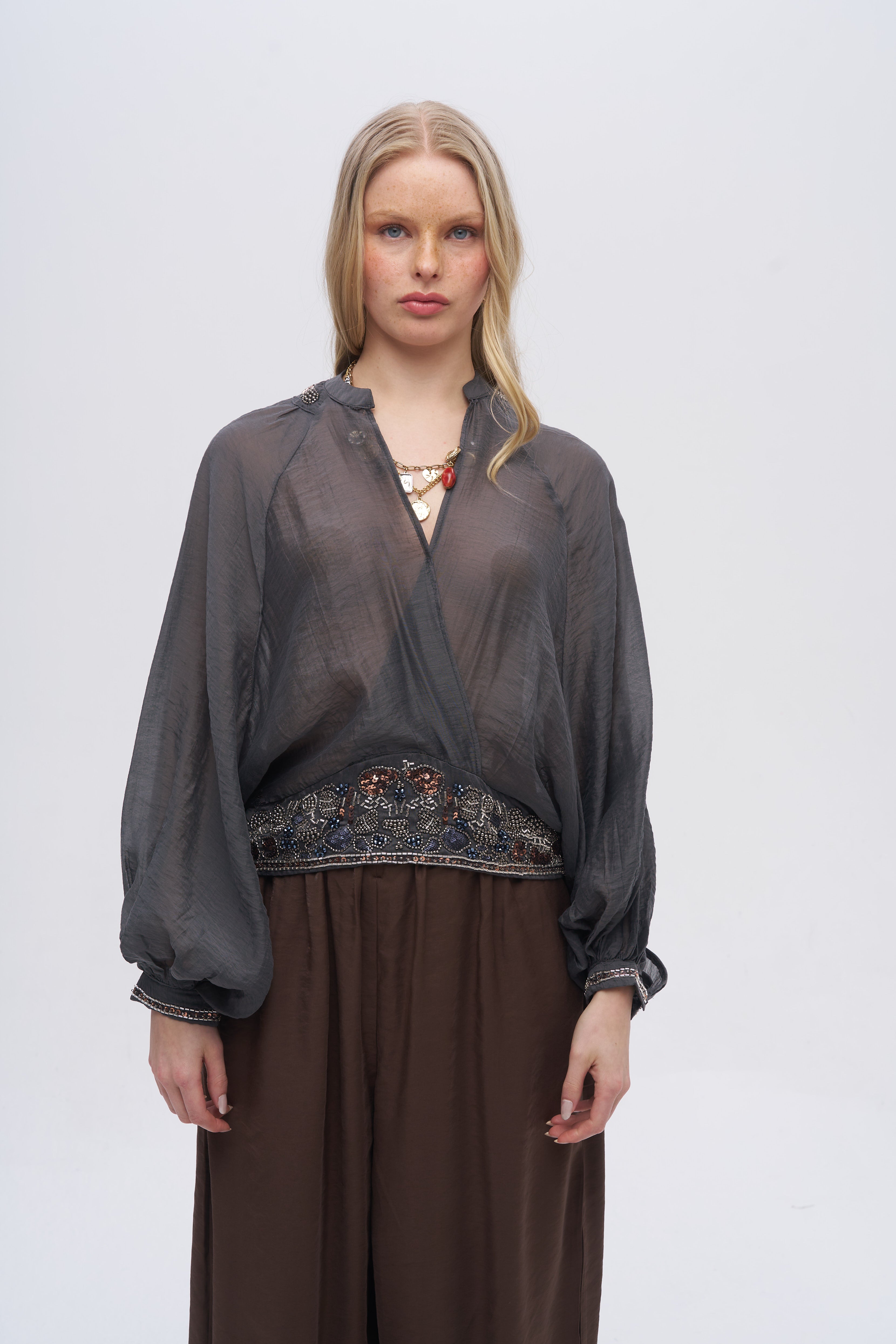 Beli ve Omuzları Taş Detaylı Yarasa Kol Bluz