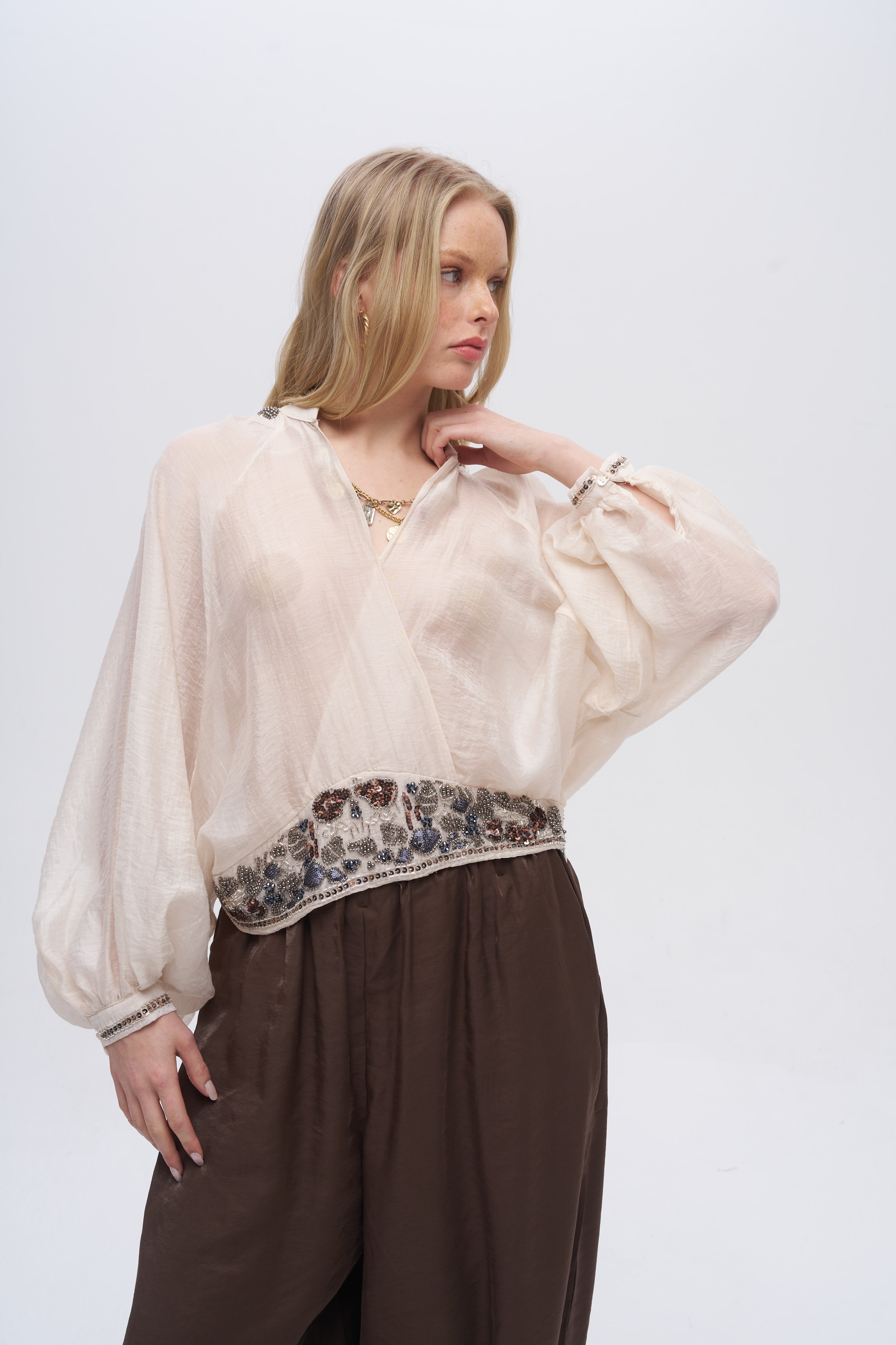 Beli ve Omuzları Taş Detaylı Yarasa Kol Bluz Ekru