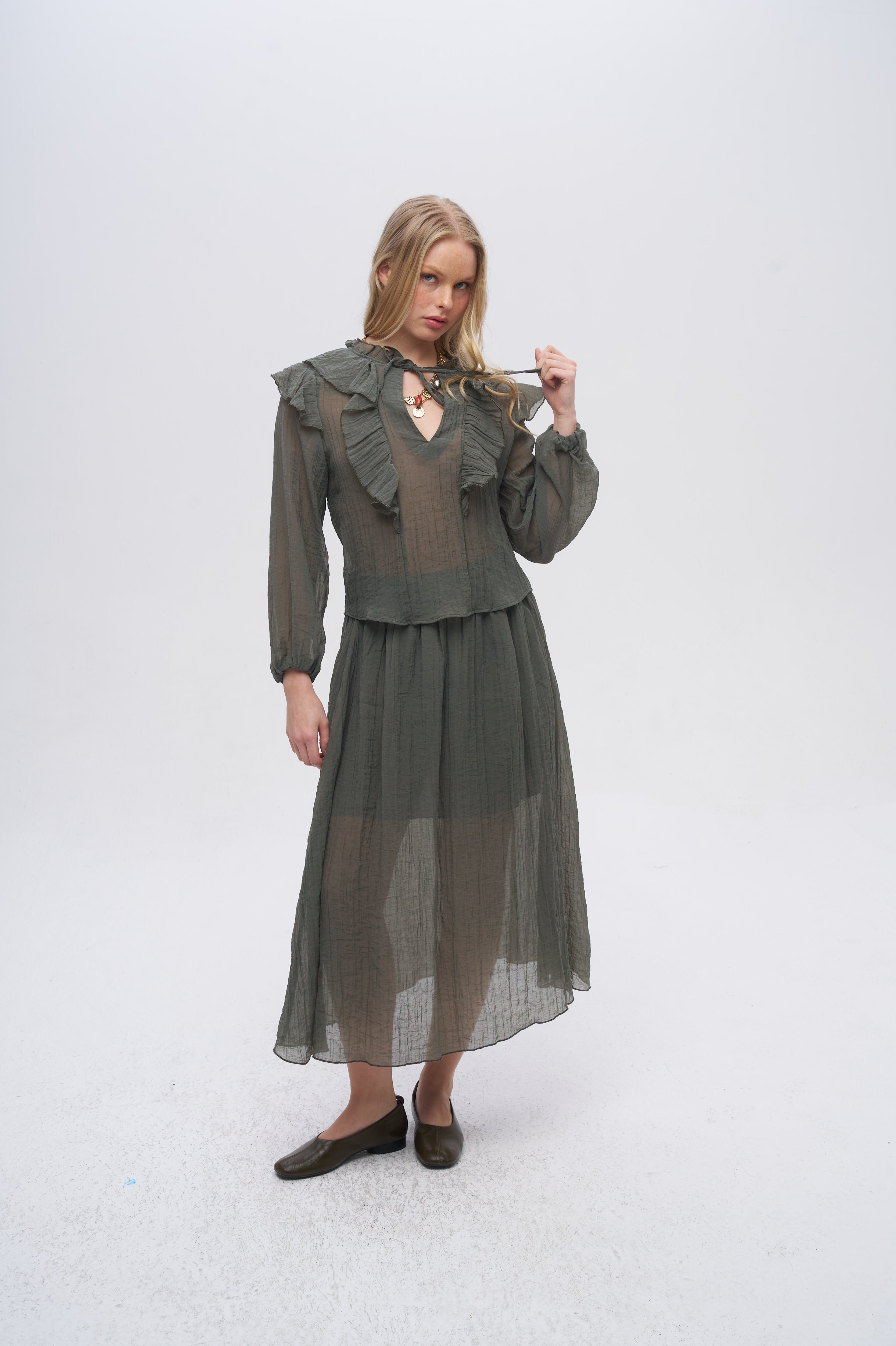 Fırfır Detaylı Yaka Bağlamalı Haki Bluz