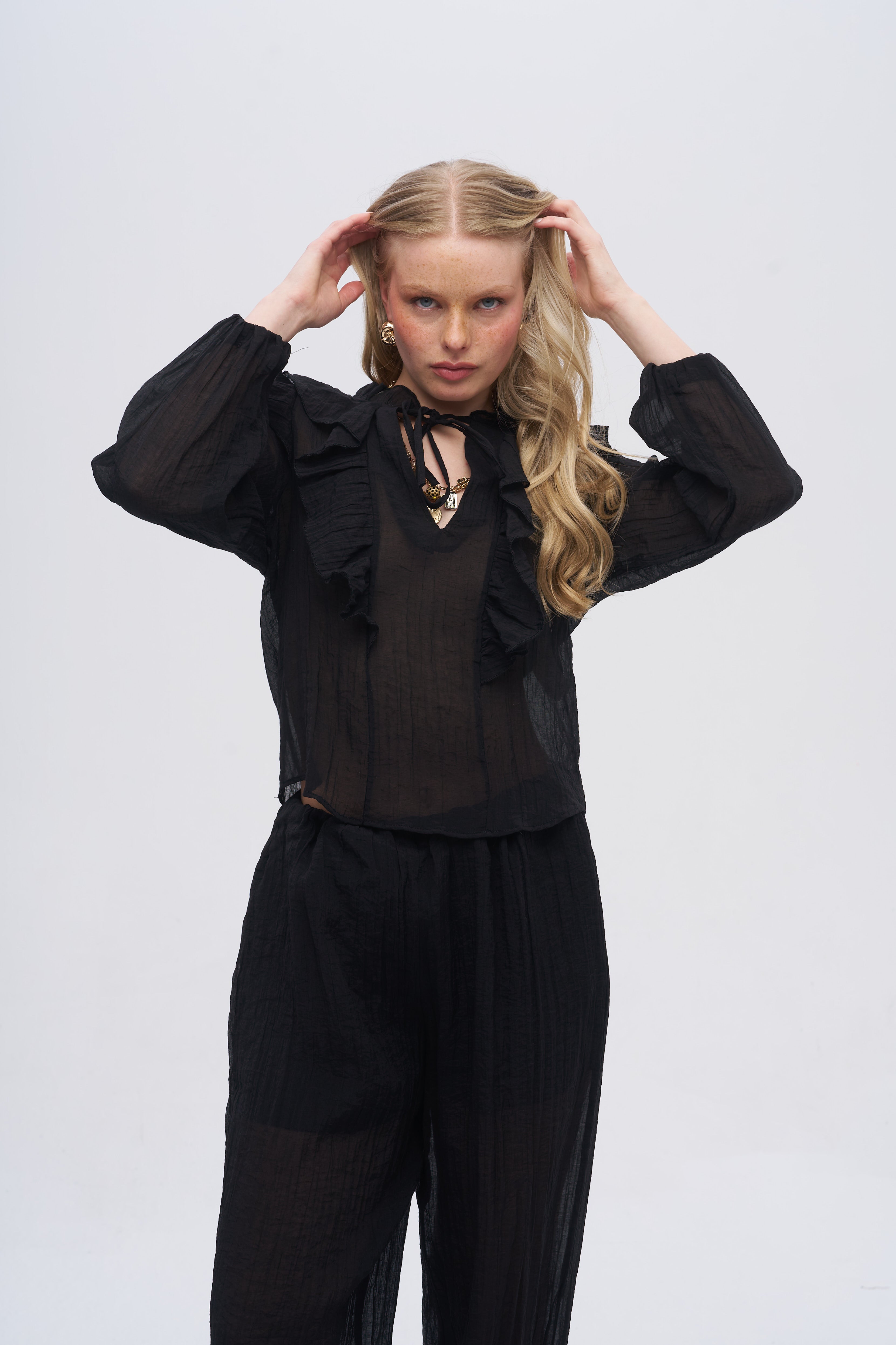 Fırfır Detaylı Yaka Bağlamalı Siyah Bluz