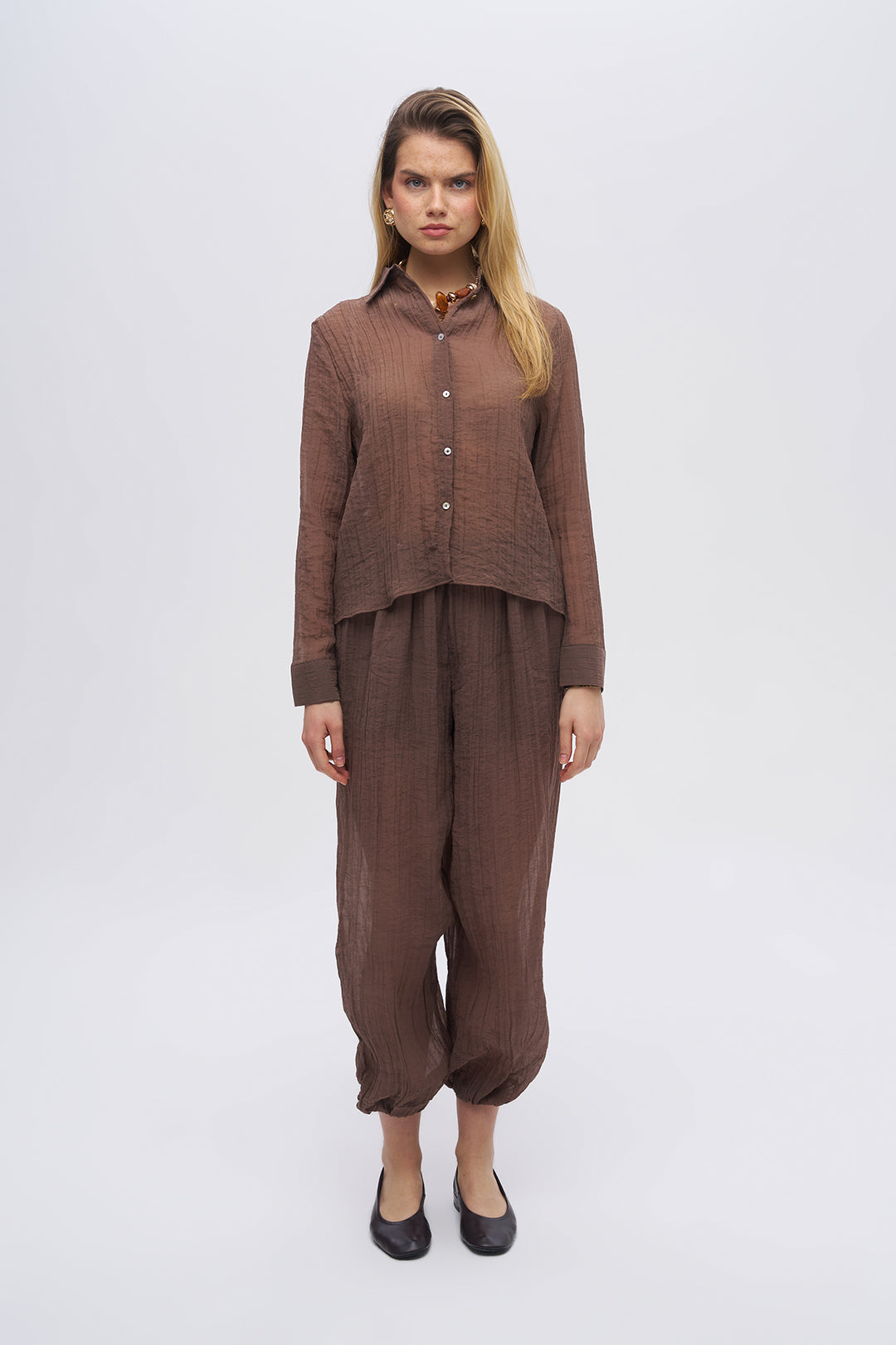 Çizgi Dokulu Klasik Yaka Transparan Gömlek Kahve