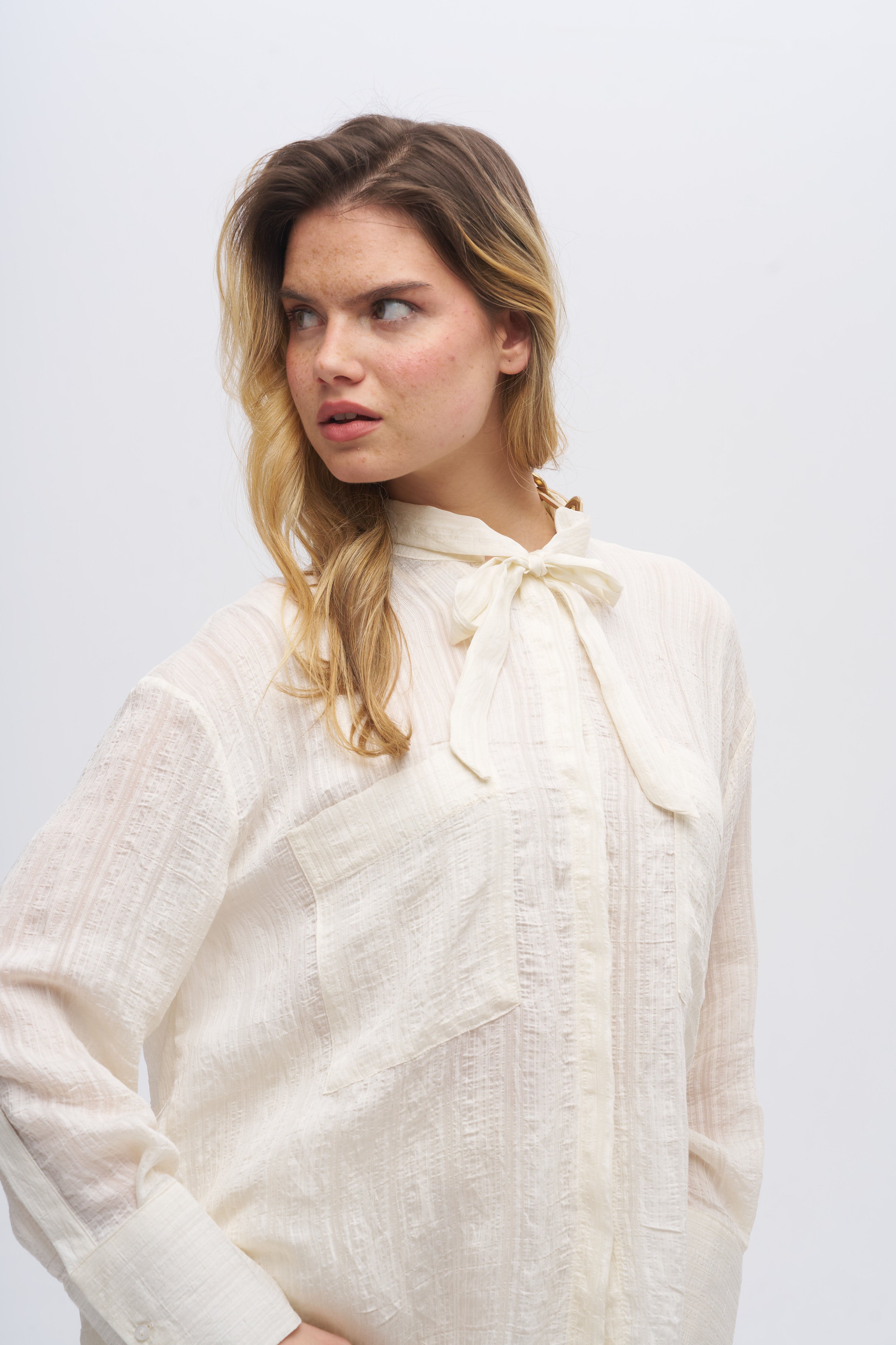 Bağlamalı Yaka Dokulu Ekru Gömlek