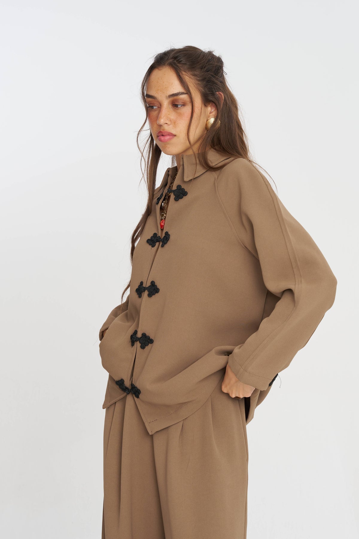 Toptan Çin Düğmeli Oversize Kadın Bej Gömlek