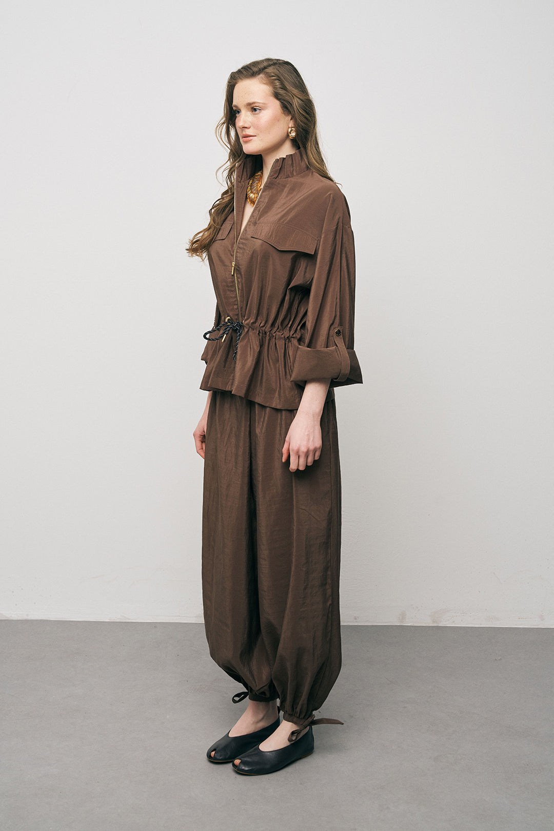 Orfeonegro Beli Büzgülü ve Bağlama Detaylı Kahverengi Fermuarlı Ceket