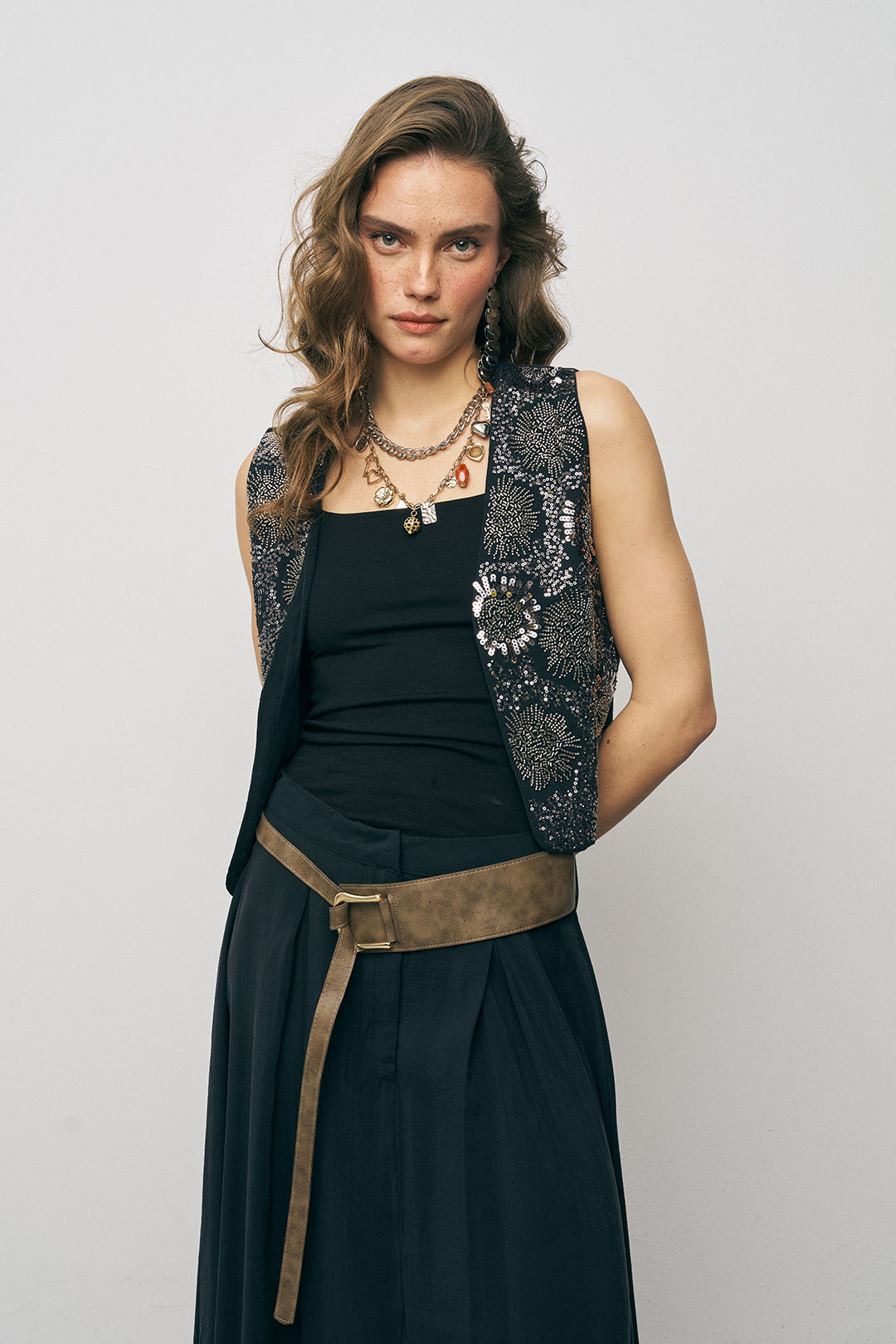 Orfeonegro İşleme ve Pul Detaylı Siyah Kısa Yelek