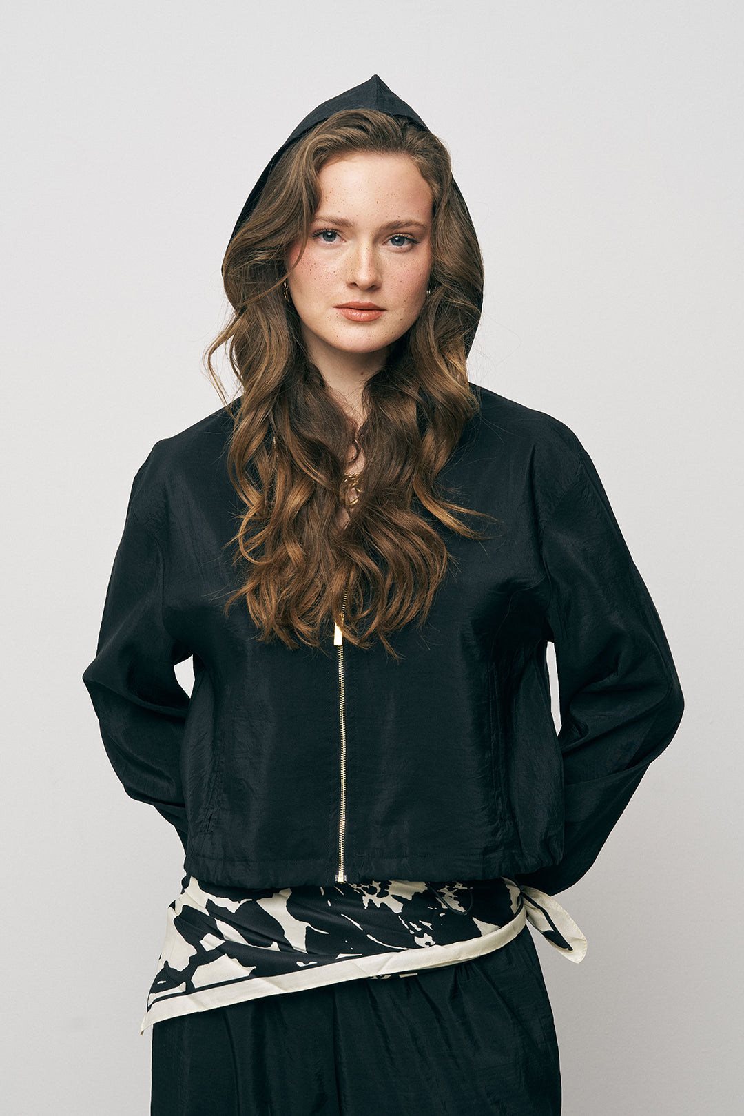 Orfeonegro Siyah Kapüşonlu Fermuarlı Lastikli Bel Detaylı Crop Ceket