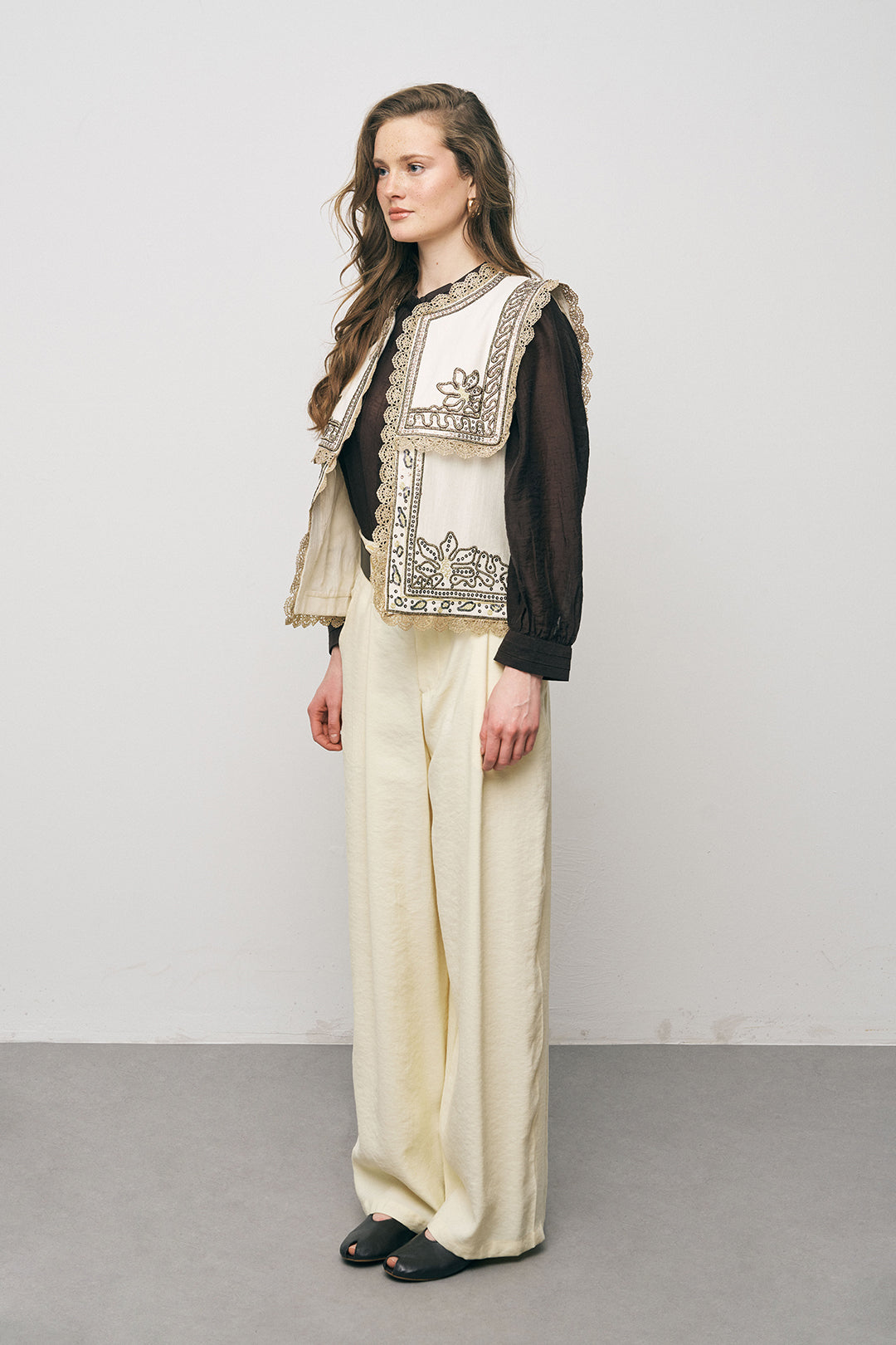 Orfeonegro İşlemeli ve Geniş Yakalı Natur Renk Şık Yelek