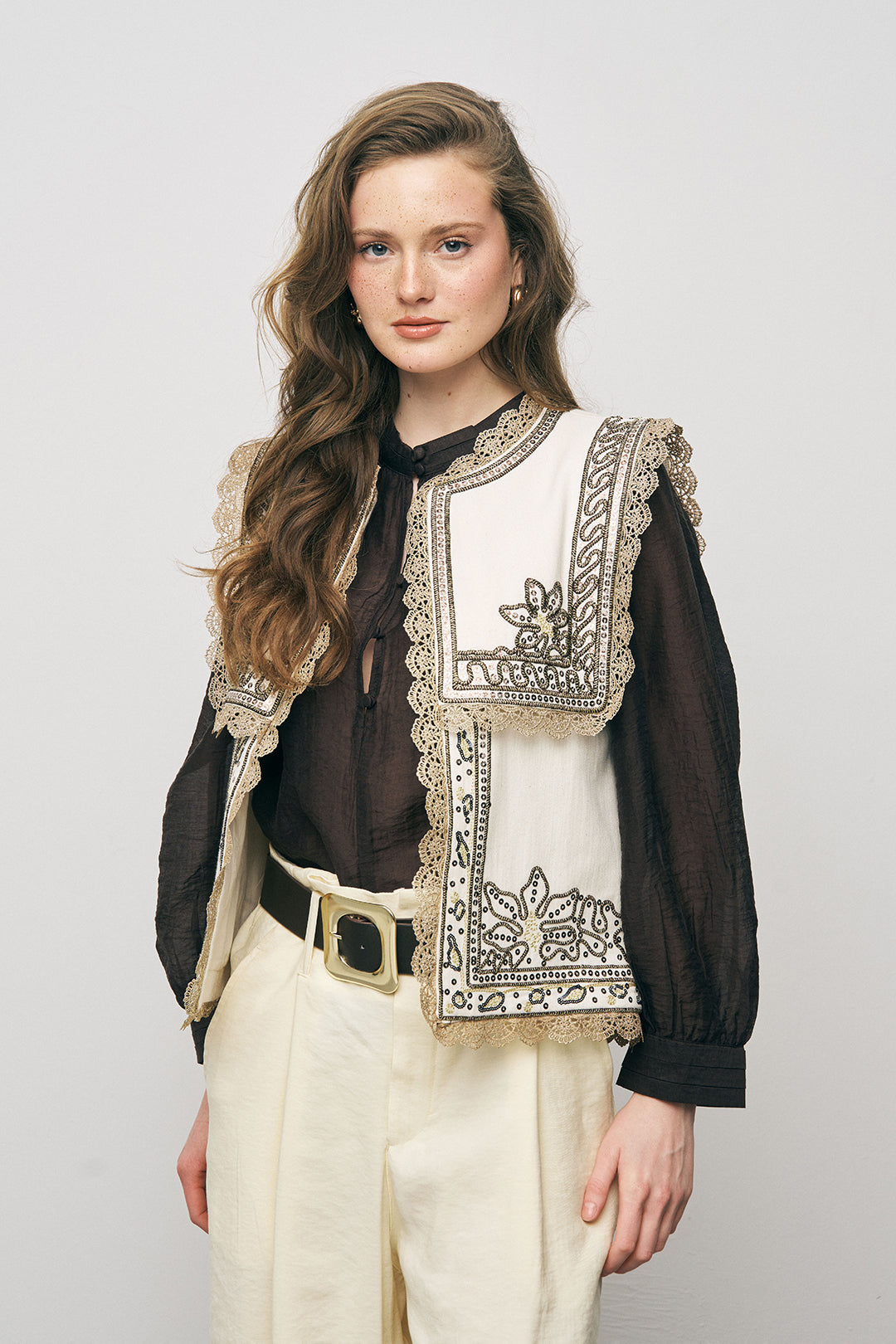 Orfeonegro İşlemeli ve Geniş Yakalı Natur Renk Şık Yelek