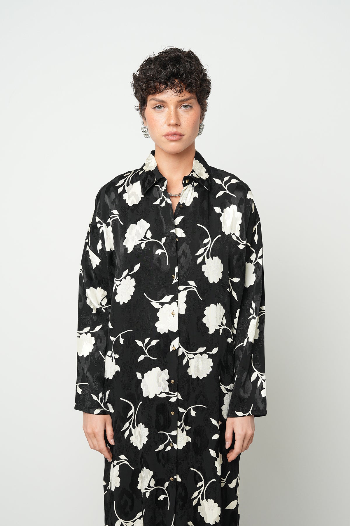 Orfeonegro Siyah-Beyaz Çiçek Desenli Uzun Tunik Gömlek