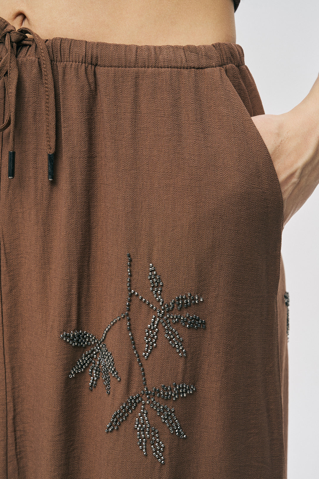 Orfeonegro Kahverengi Yaprak Nakışlı Beli Bağcıklı Uzun Maxi Etek