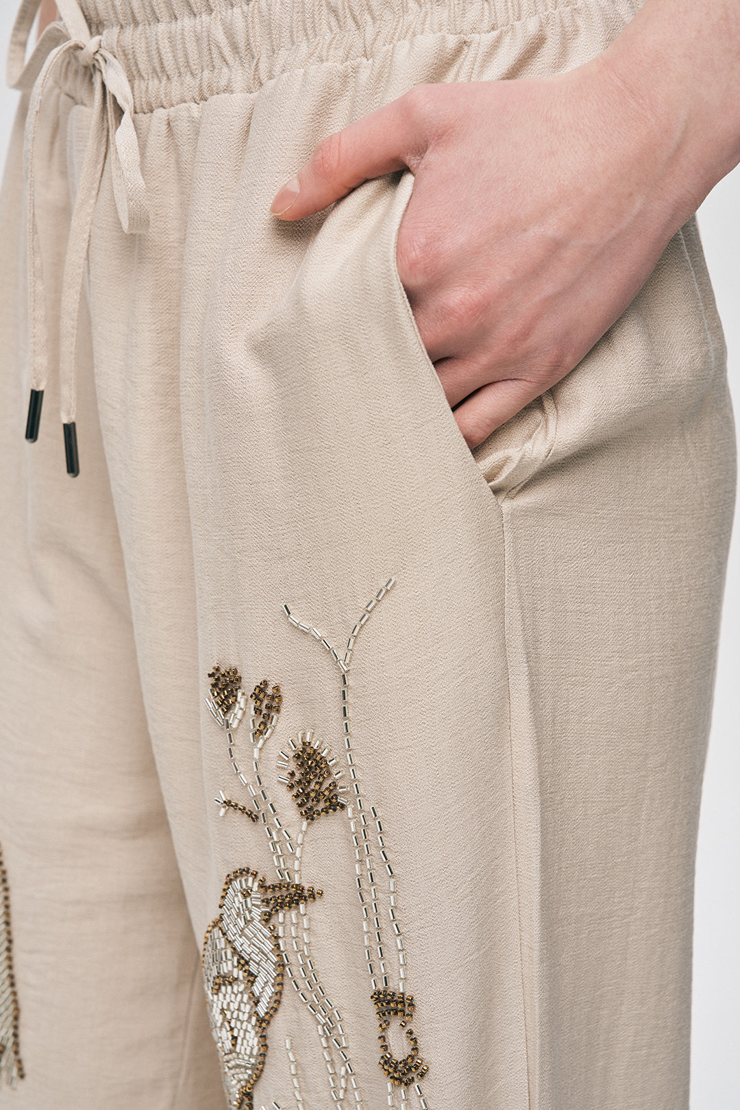 Orfeonegro Kuş ve Çiçek Boncuk İşlemeli Beli Bağcıklı Rahat Kesim Pantolon Açık Bej