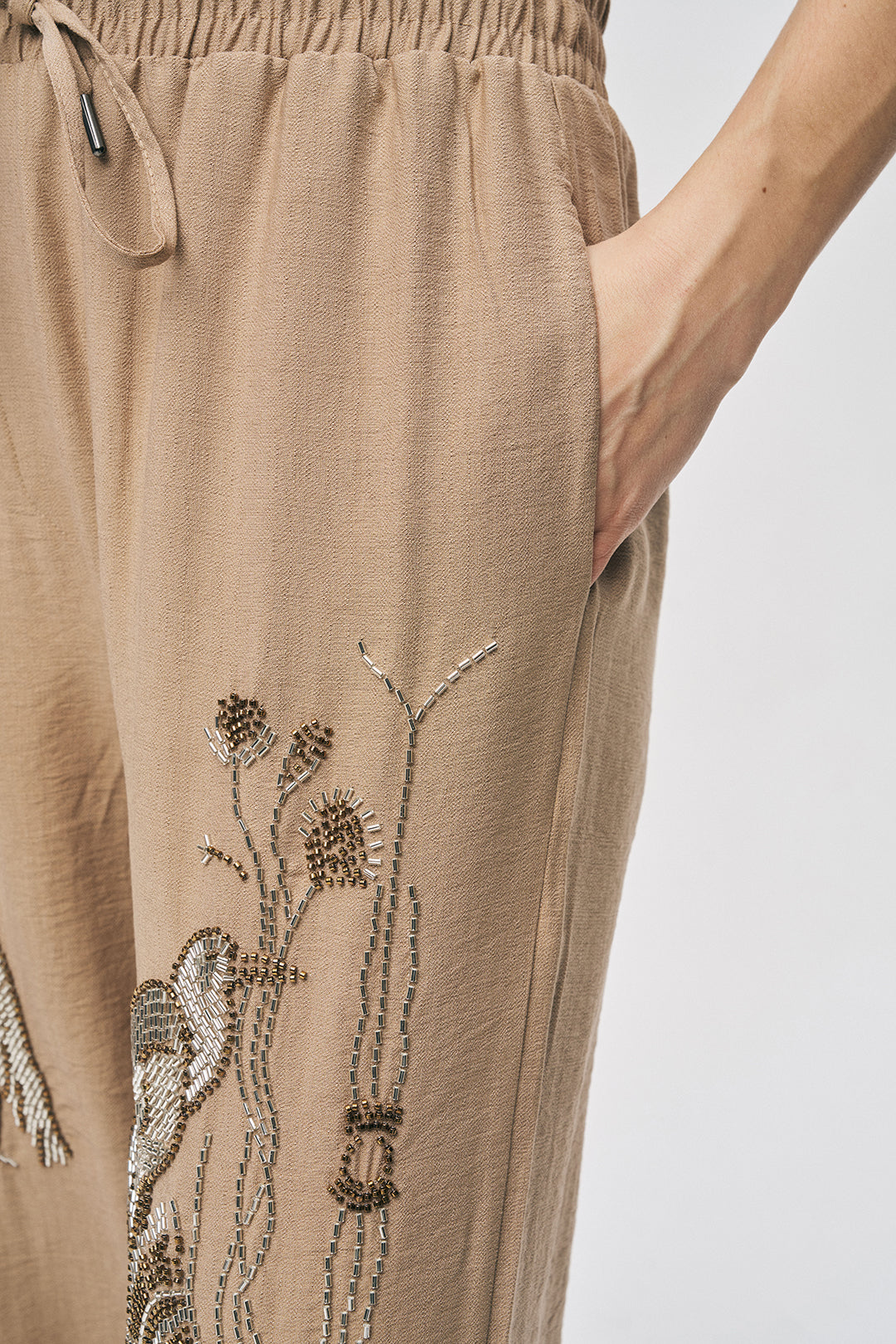 Orfeonegro Kuş ve Çiçek Boncuk İşlemeli Beli Bağcıklı Rahat Kesim Pantolon Bej