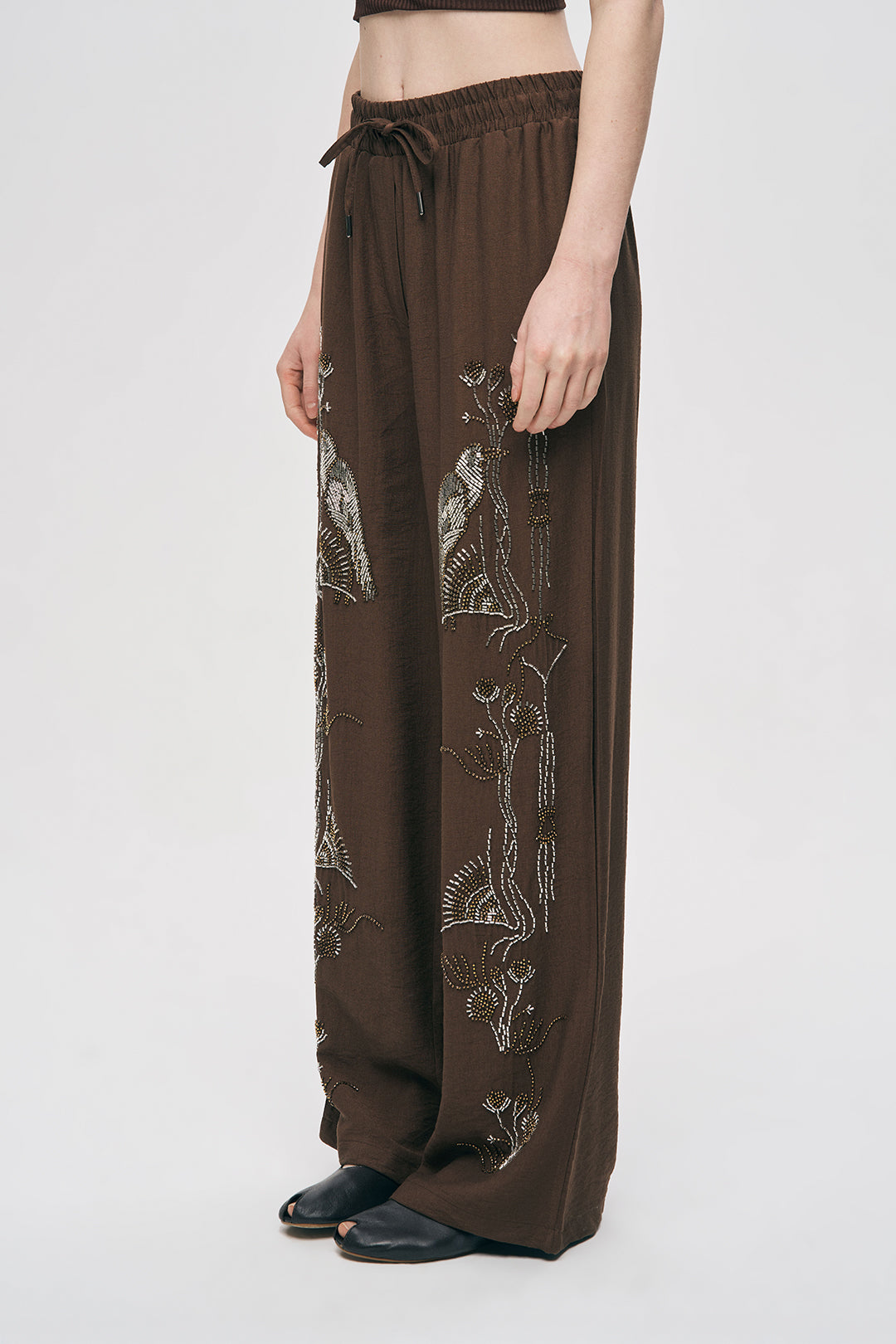 Orfeonegro Kuş ve Çiçek Boncuk İşlemeli Beli Bağcıklı Rahat Kesim Pantolon Kahve