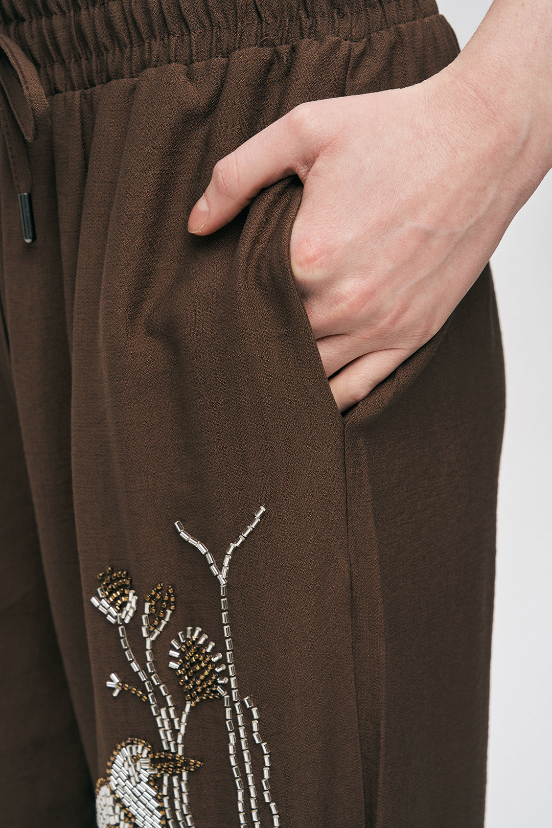 Orfeonegro Kuş ve Çiçek Boncuk İşlemeli Beli Bağcıklı Rahat Kesim Pantolon Kahve