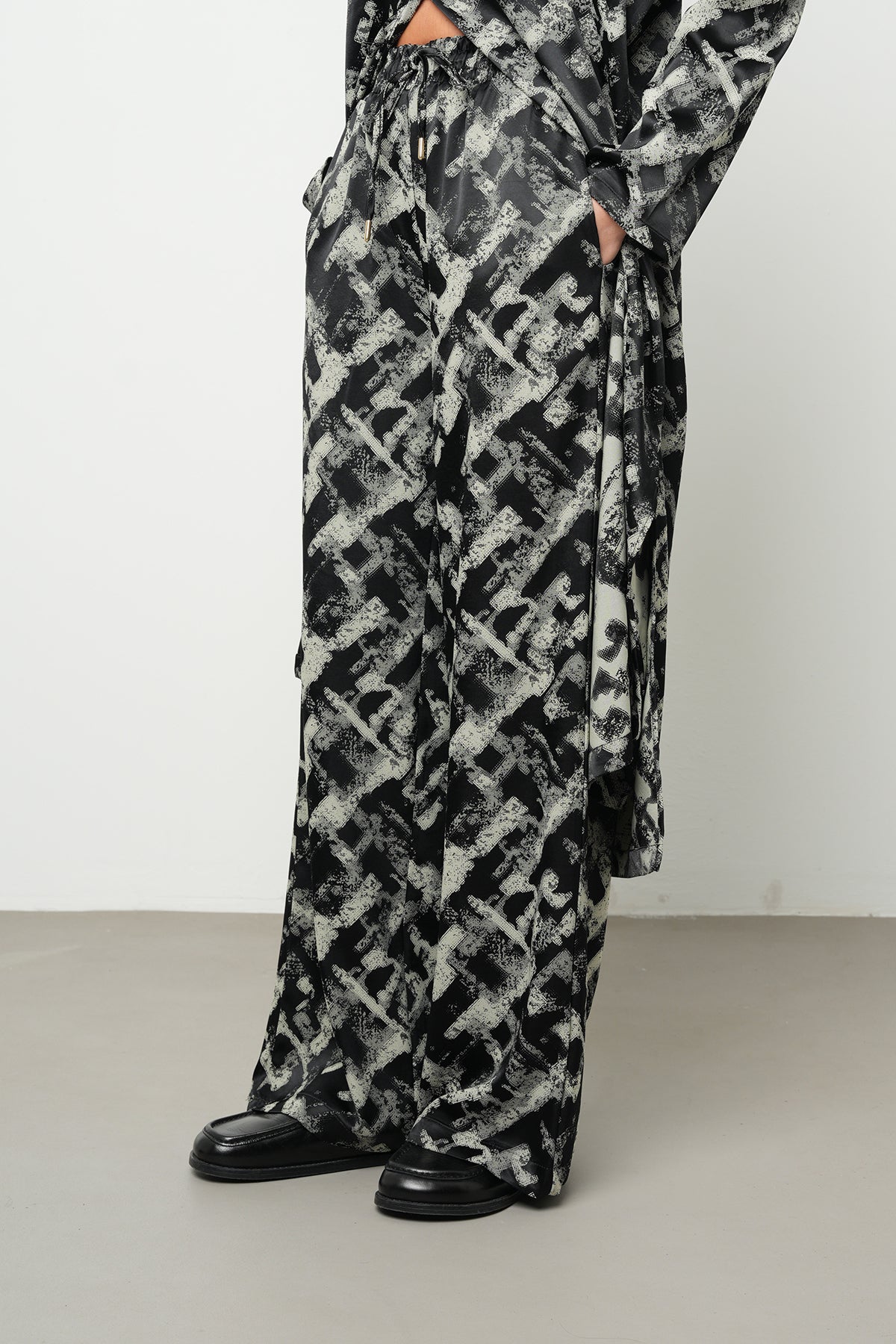 Orfeonegro Siyah Çizgi Desenli Palazzo Saten Pantolon