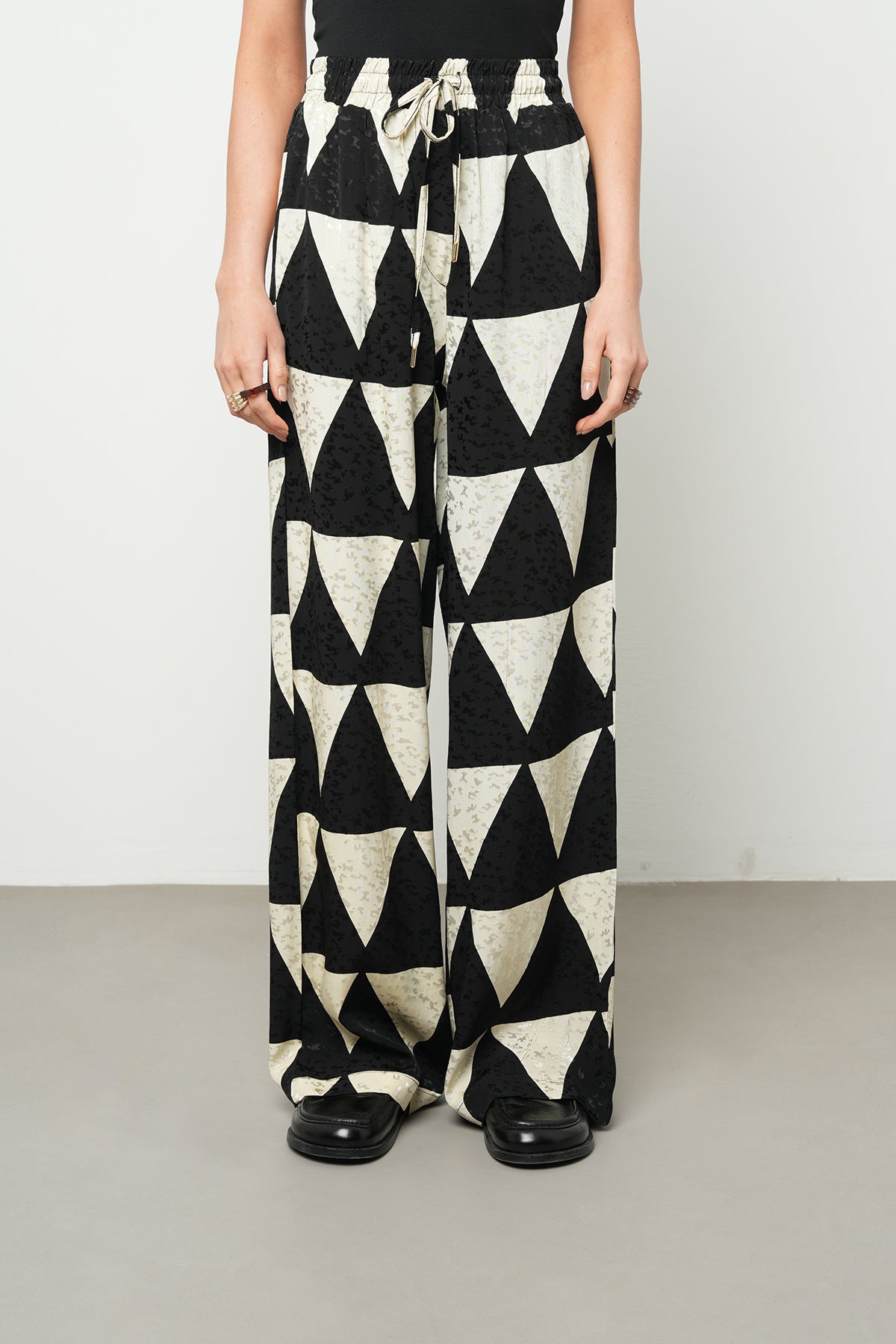Orfeonegro Geometrik Üçgen Desenli Bol Paça Pantolon