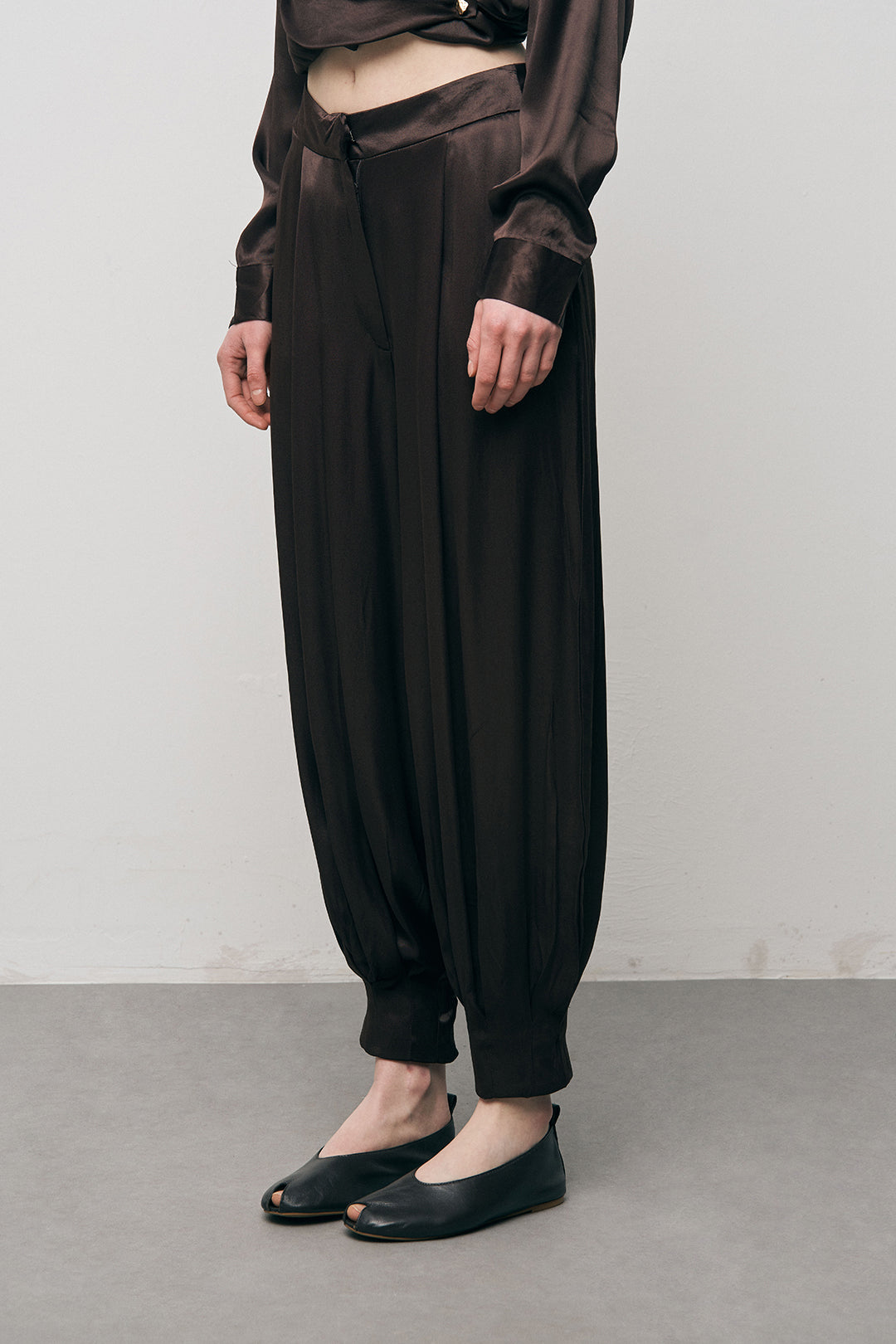 Orfeonegro Kahverengi Saten Şalvar Kesim Paçası Manşetli Pantolon