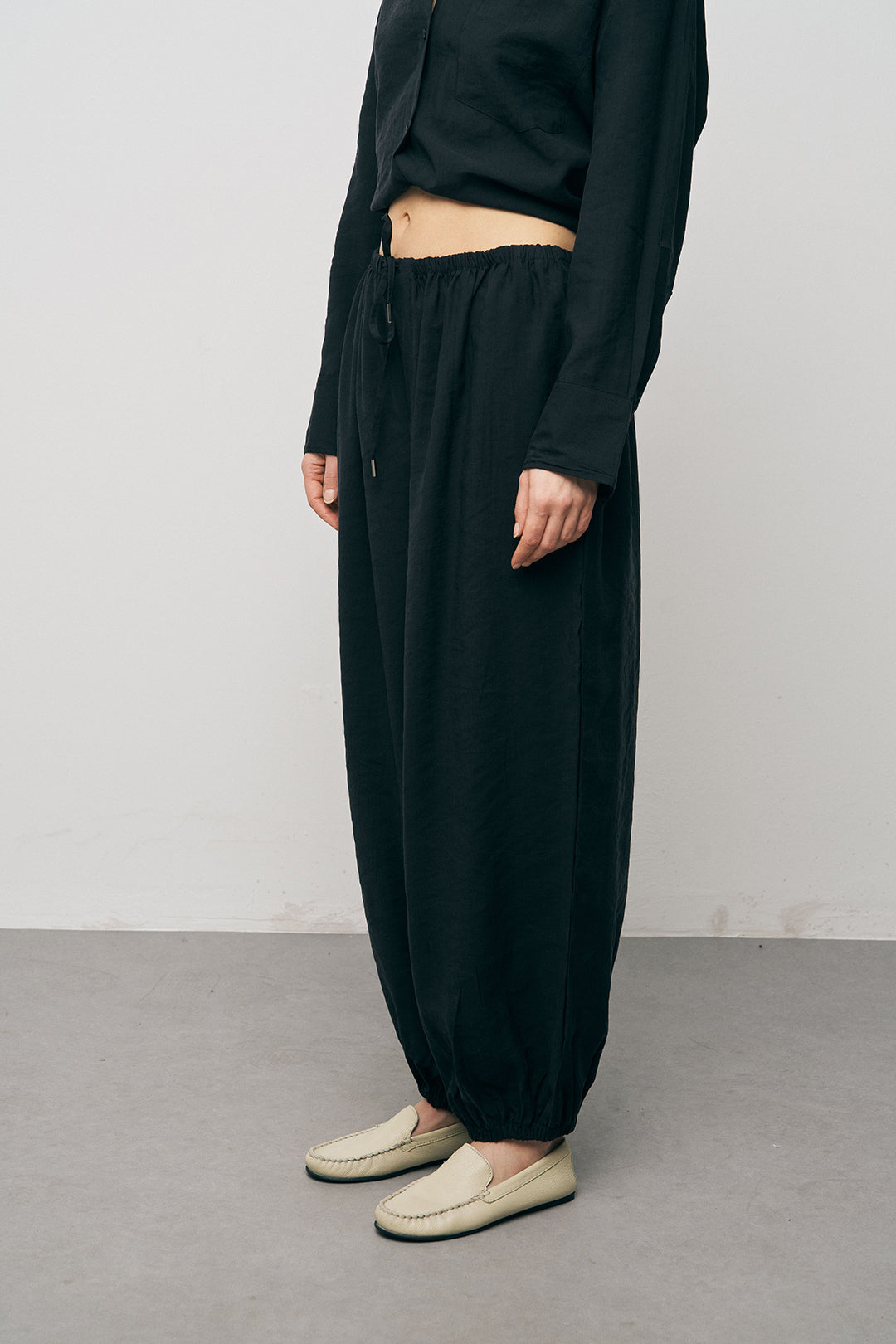 Orfeonegro Rahat Kesim Paçası Büzgülü Siyah Jogger Pantolon