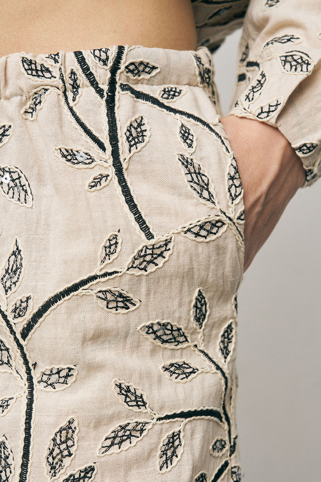 Orfeonegro Yaprak Nakışlı Beli Bağcıklı Siyah Bohem Pantolon