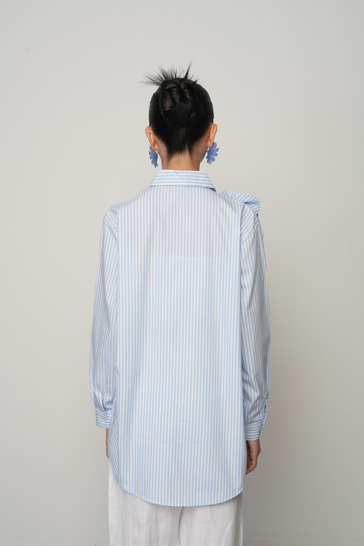Omuzu Gül ve Taş Detaylı Çizgili Oversize Gömlek – %100 Pamuk - 34587 Mavi