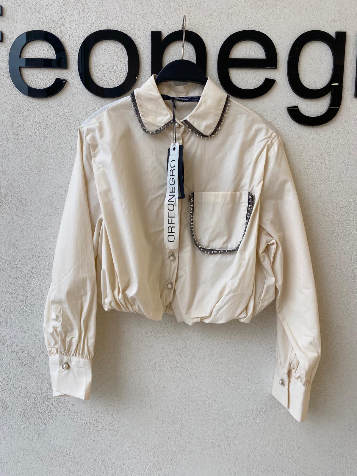 Taş İşlemeli ve İnci Düğmeli Beli Büzgülü Krem Gömlek