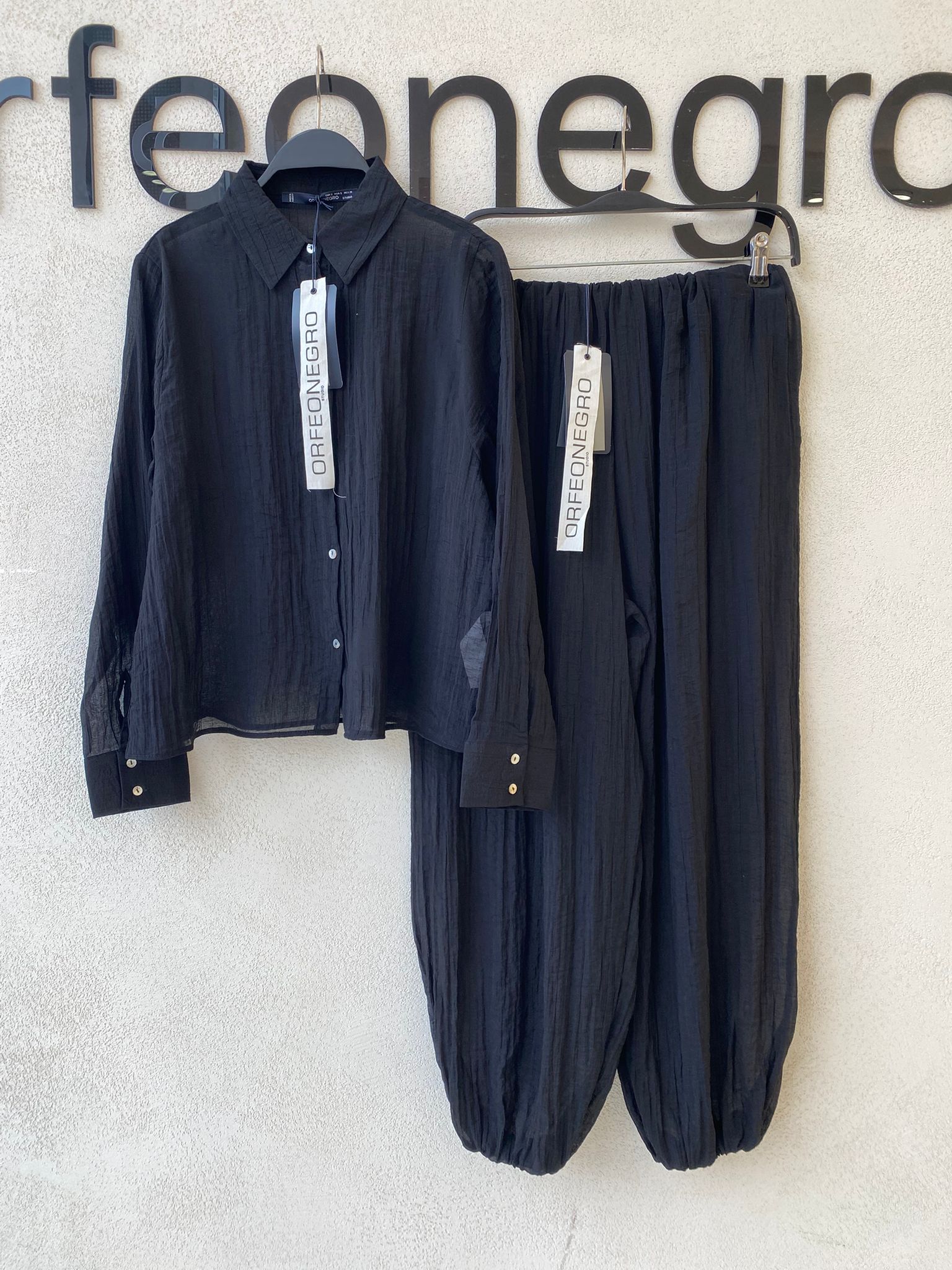 Bürümcük Dokulu Siyah Gömlek ve Astarlı Pantolon Takımı