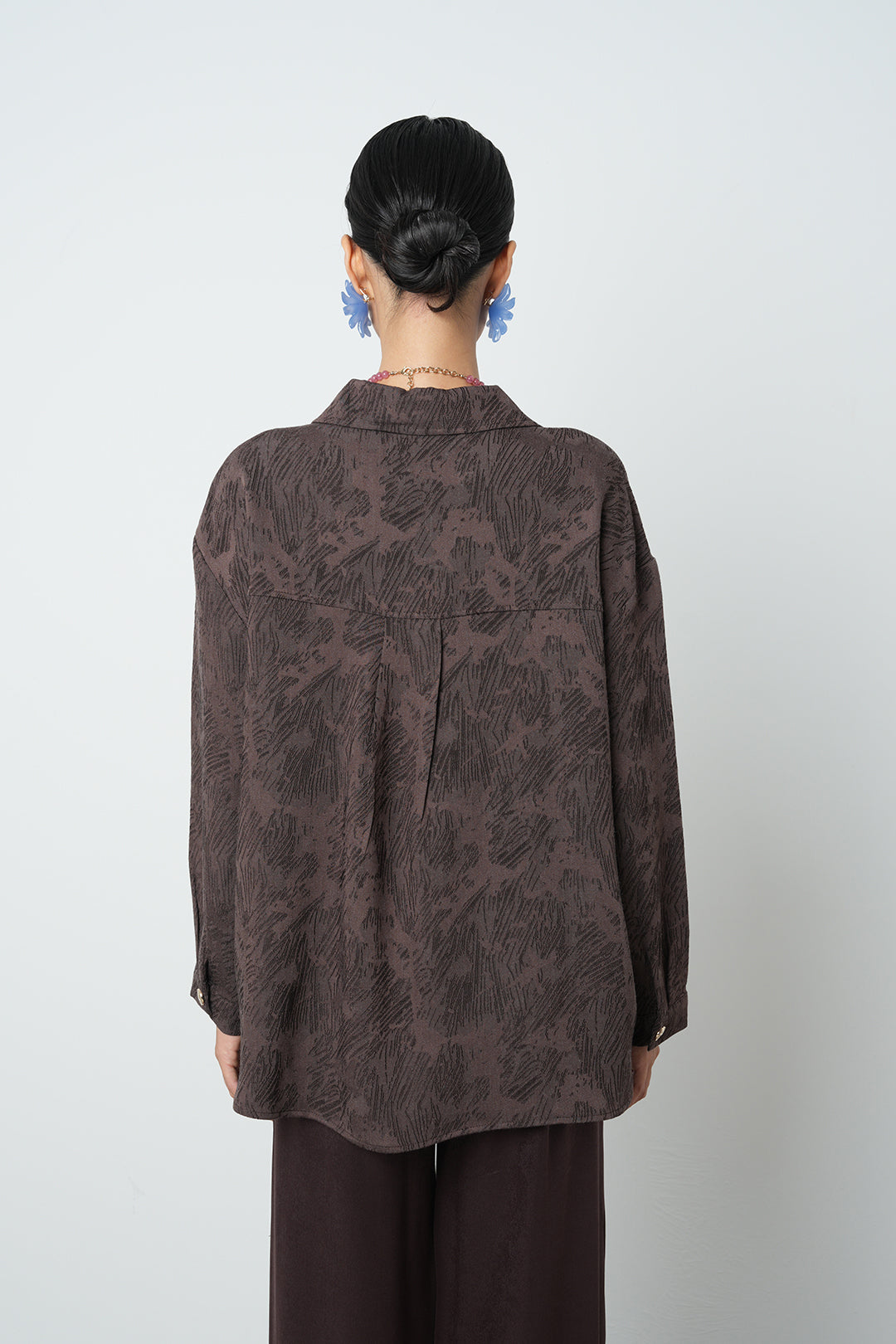 Çift cepli, altın düğmeli desenli oversize kadın gömlek
